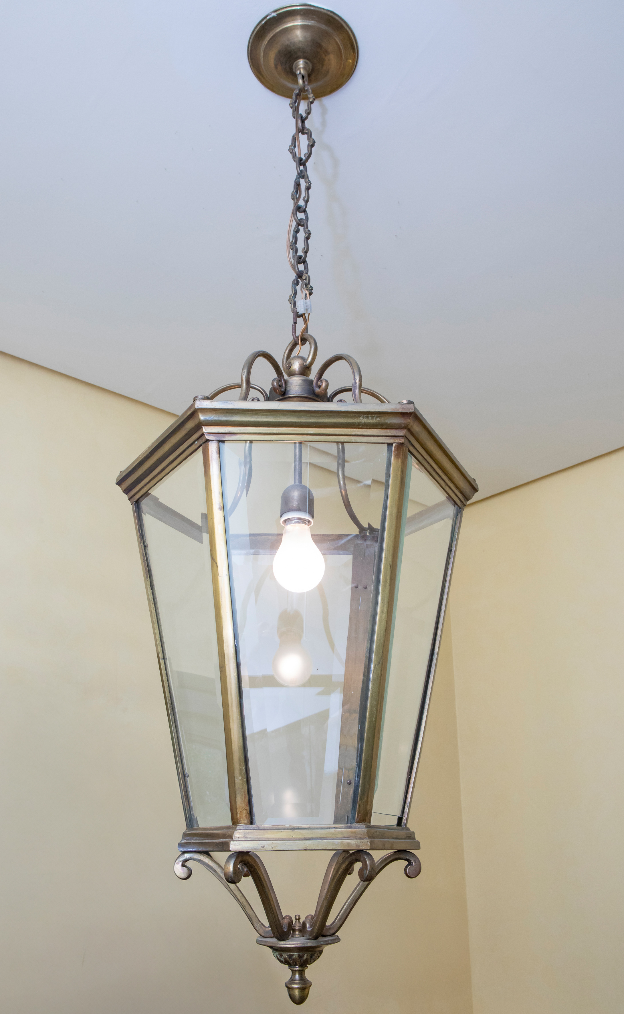 Farol en hierro forjado y cristal.
Medidas: