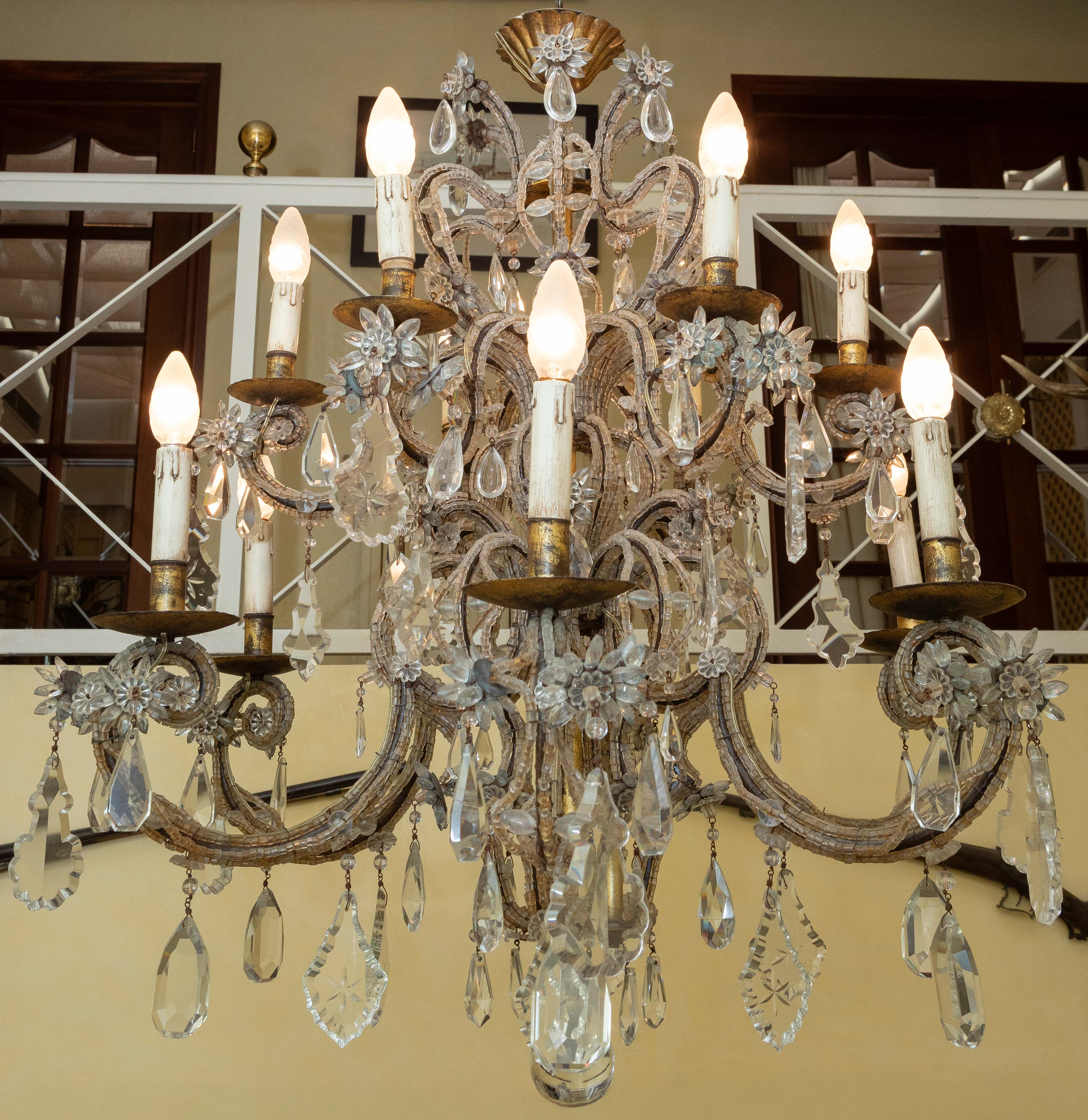 Lámpara de techo de doce luces. Decorada con multitud de lágrimas y pendeloques.
Medidas: