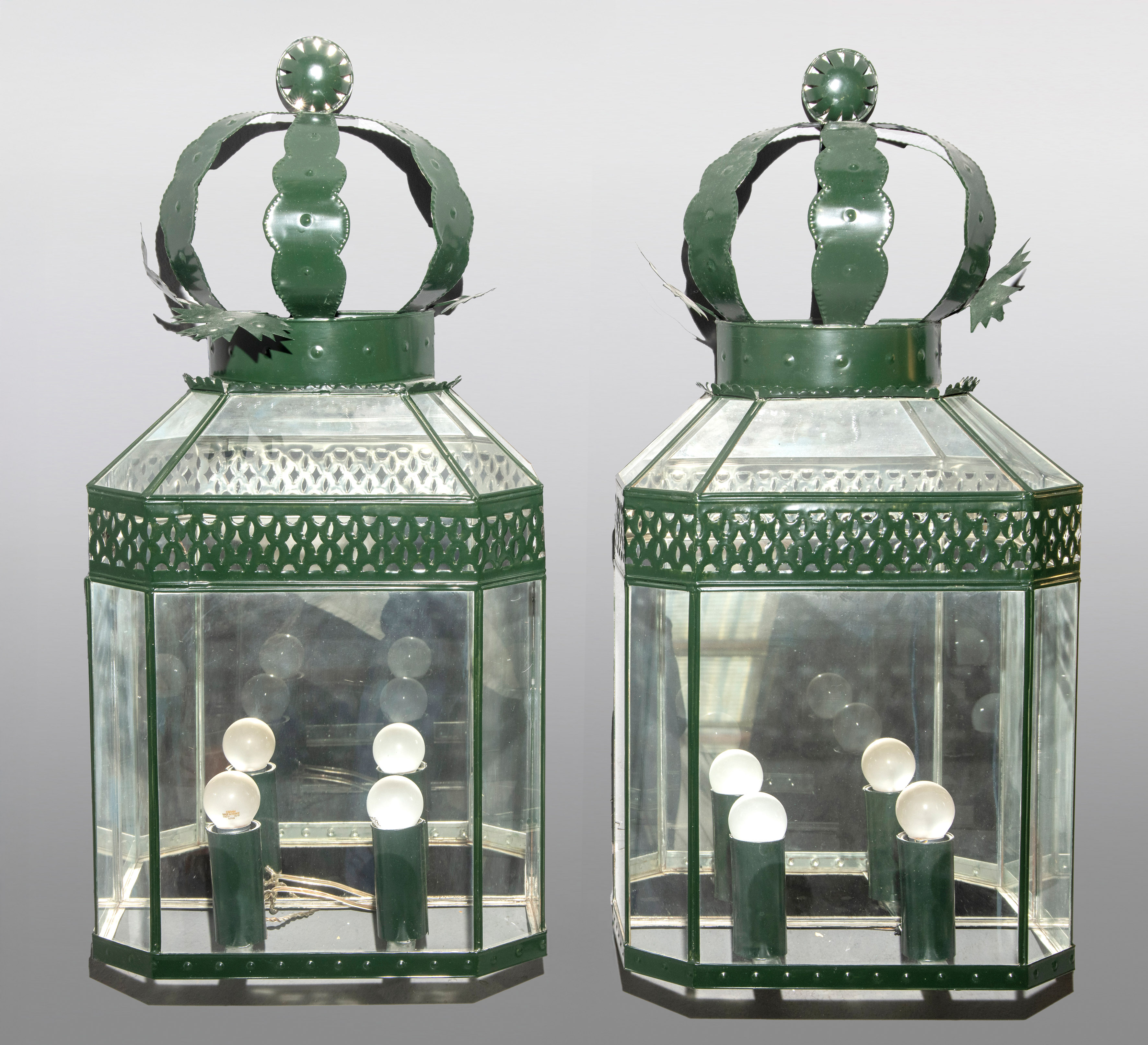 Lote de seis apliques en hierro y cristal.
Medidas: 57 cm.
