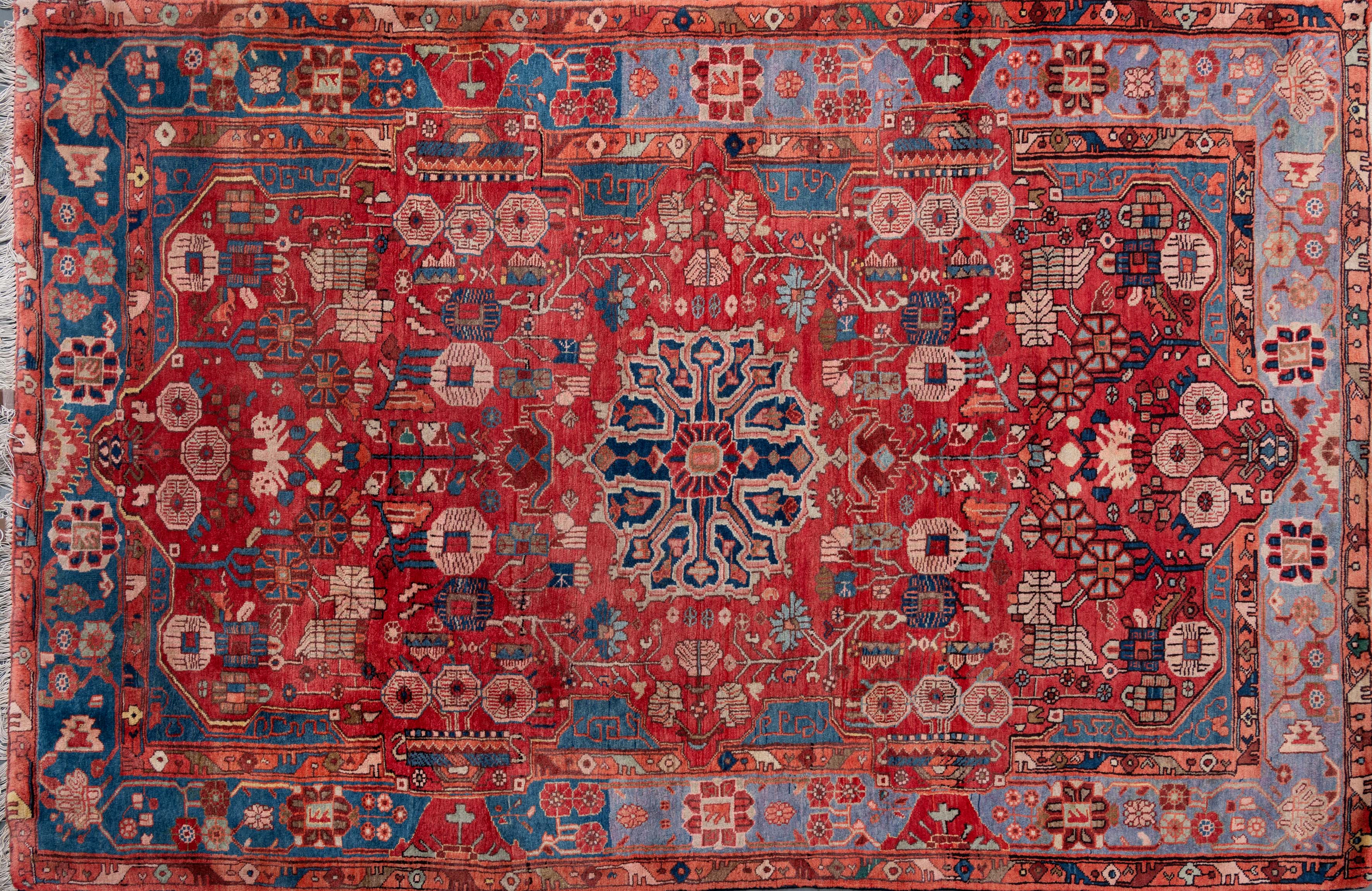 Alfombra de Nahawand, Irán. 
En lana y seda con campo en color rojo y decoración de motivos...