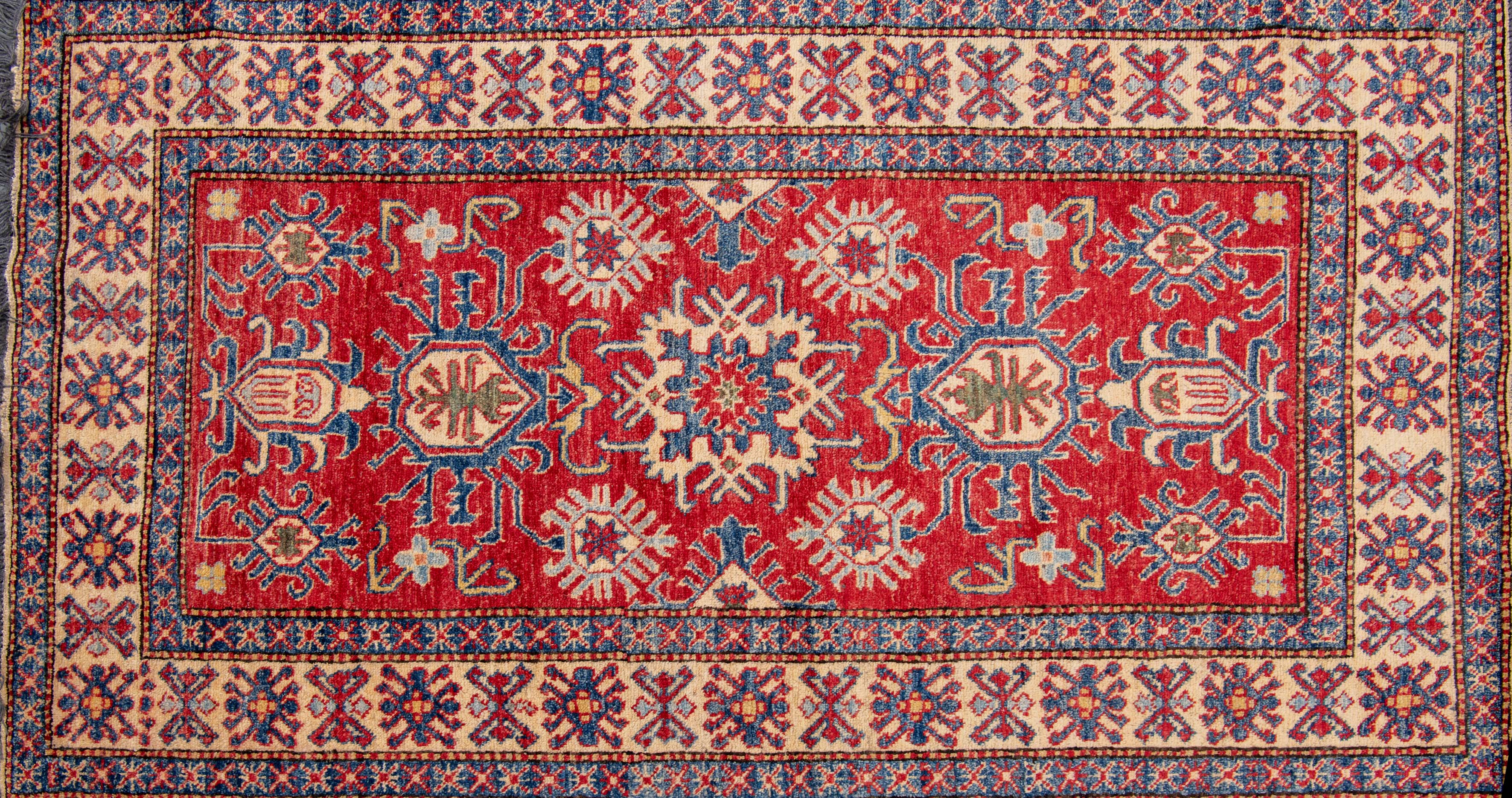 Alfombra persa. Campo en rojo y cenefa con fondo beige. Decorada con motivos geométricos.
Medidas:...