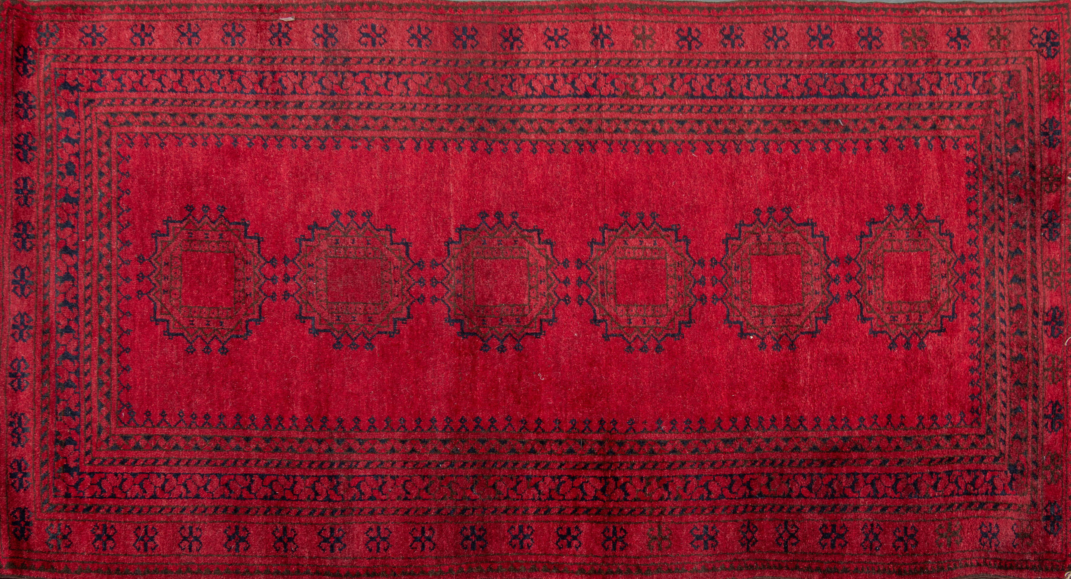 Alfombra Bokara, Pakistán. En rojo con decoración geométrica.
Medidas: 221 x 119 cm.