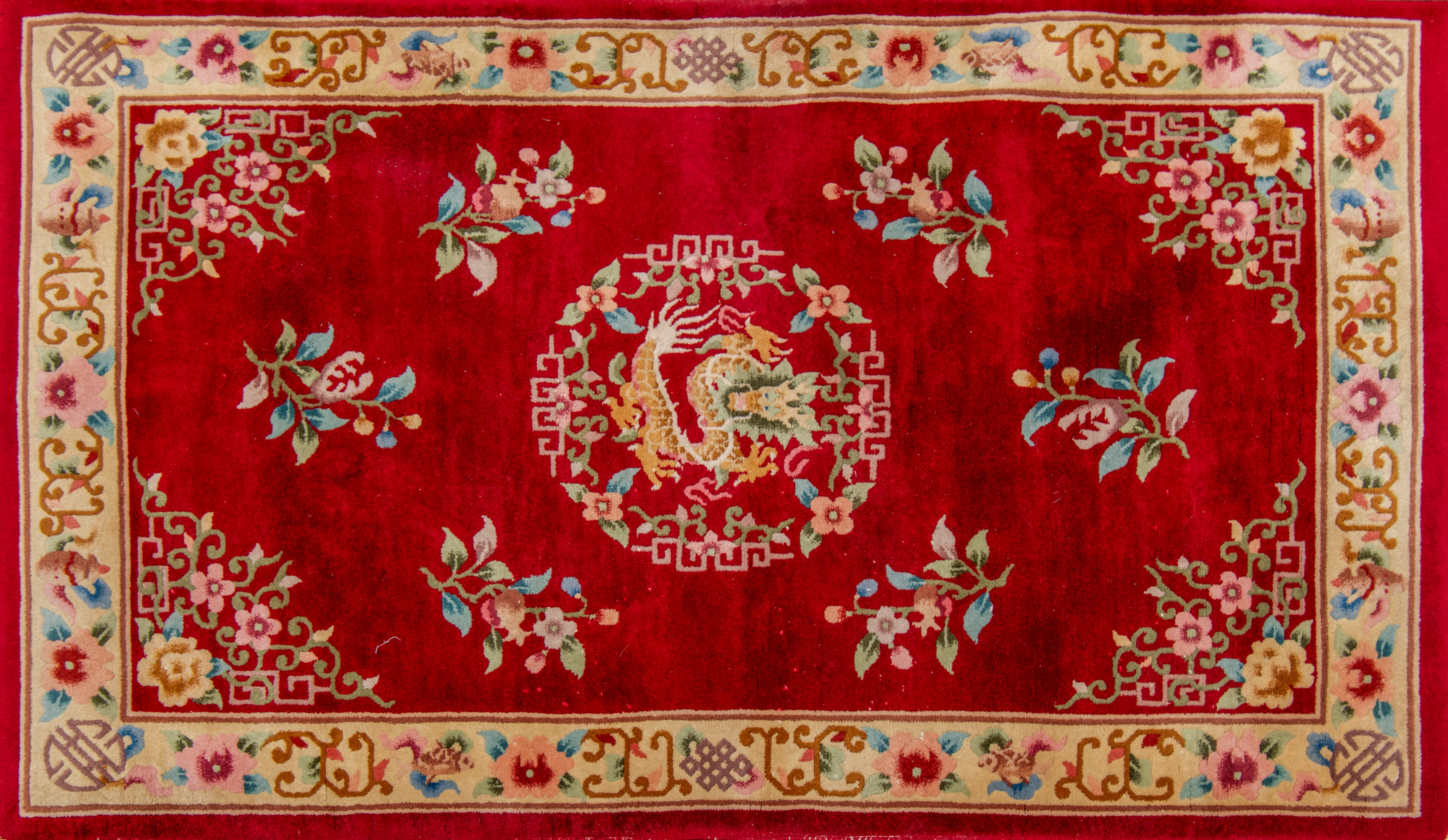 Alfombra en lana, China, S. XX
Campo color granate, medallón central con dragón y flores. Bordura...