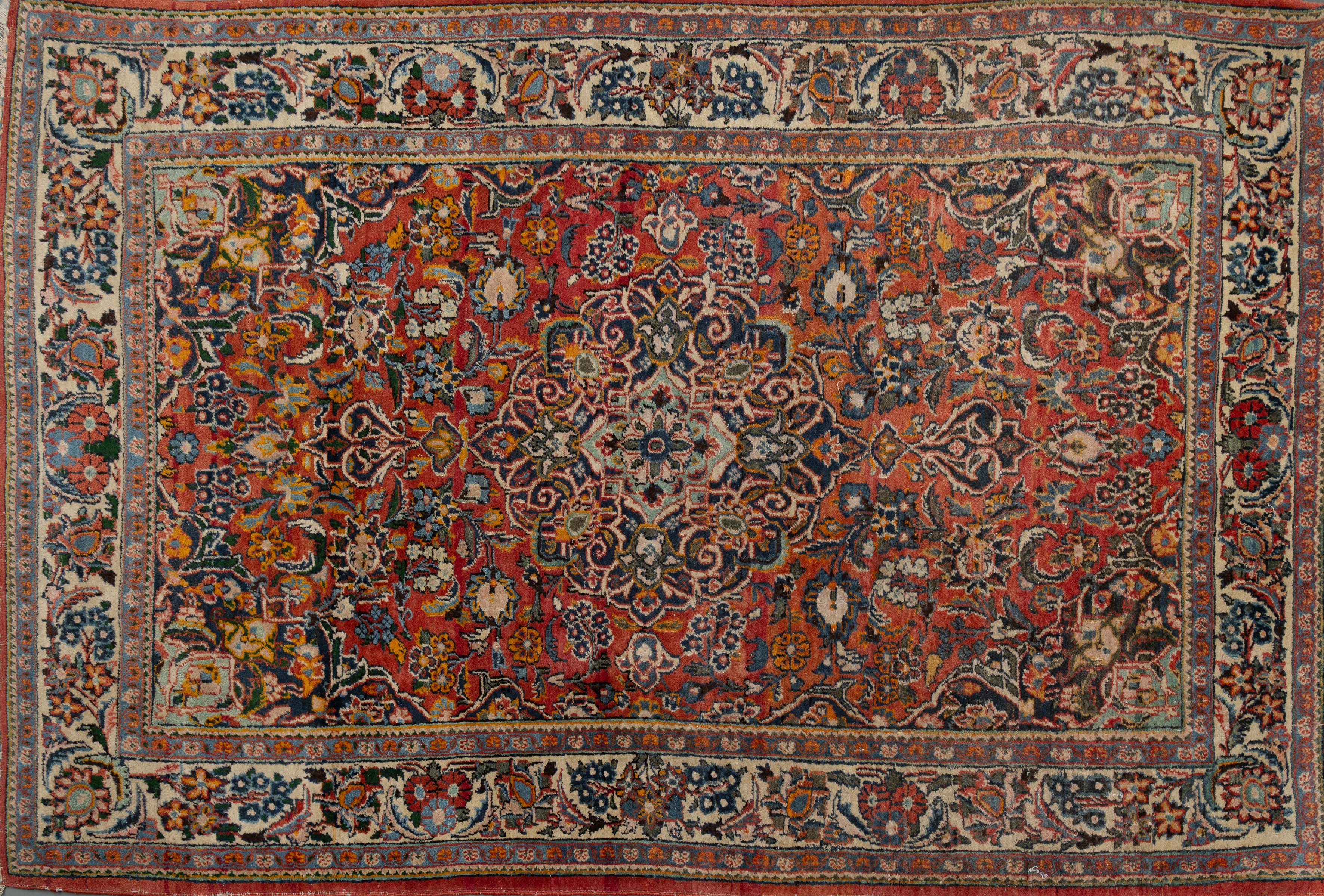 Alfombra persa. Fondo coral con motivos orientales en tonos azules, amarillos y rosados.
Medidas:...