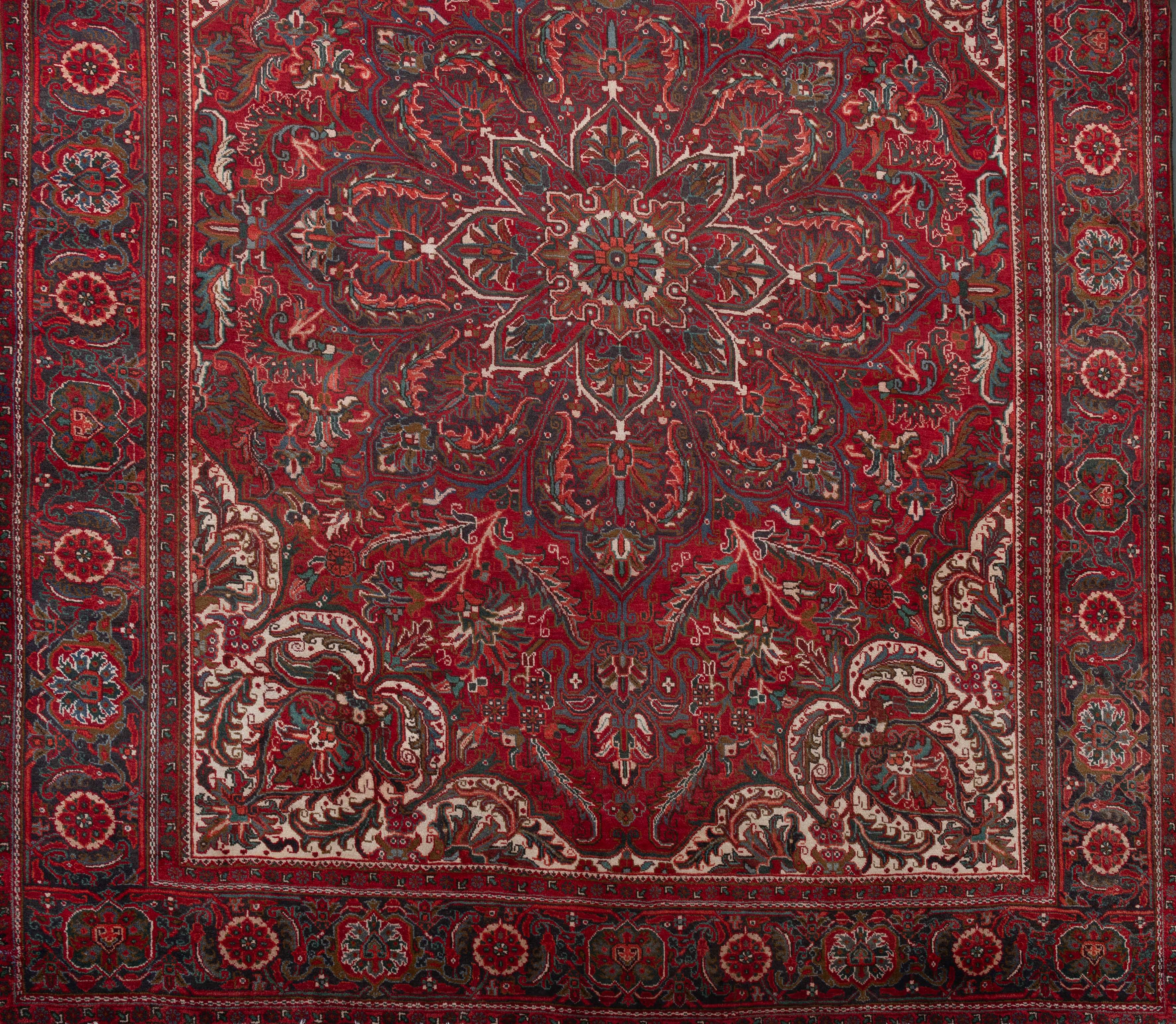 Alfombra Bakhtiari, Irán. En lana y seda. Campo rojo con medallón y arabescos florales.
Medidas:...