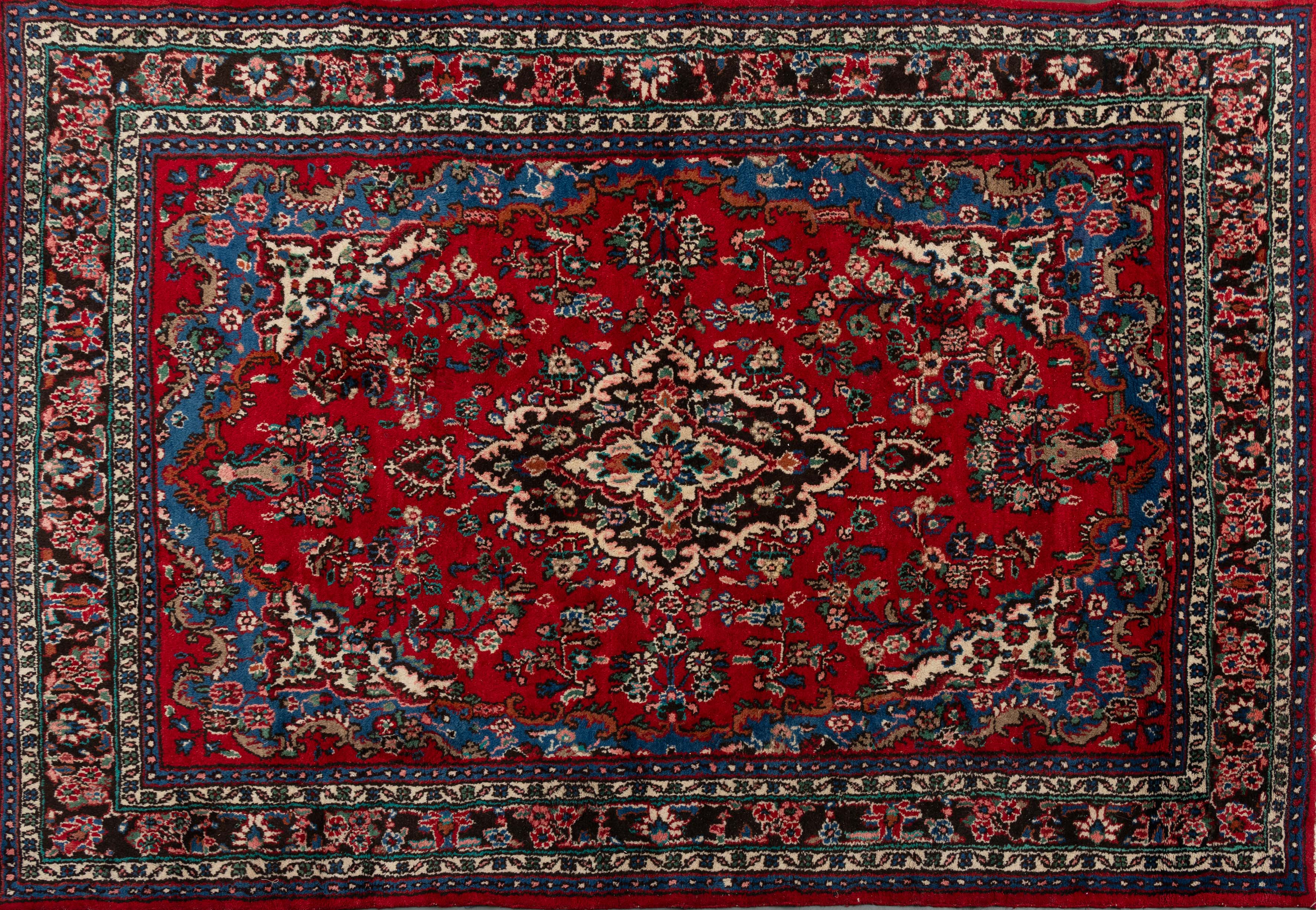 Alfombra Heriz, Irán. En lana con campo en color rojo.
Medidas: 319 x 216 cm.