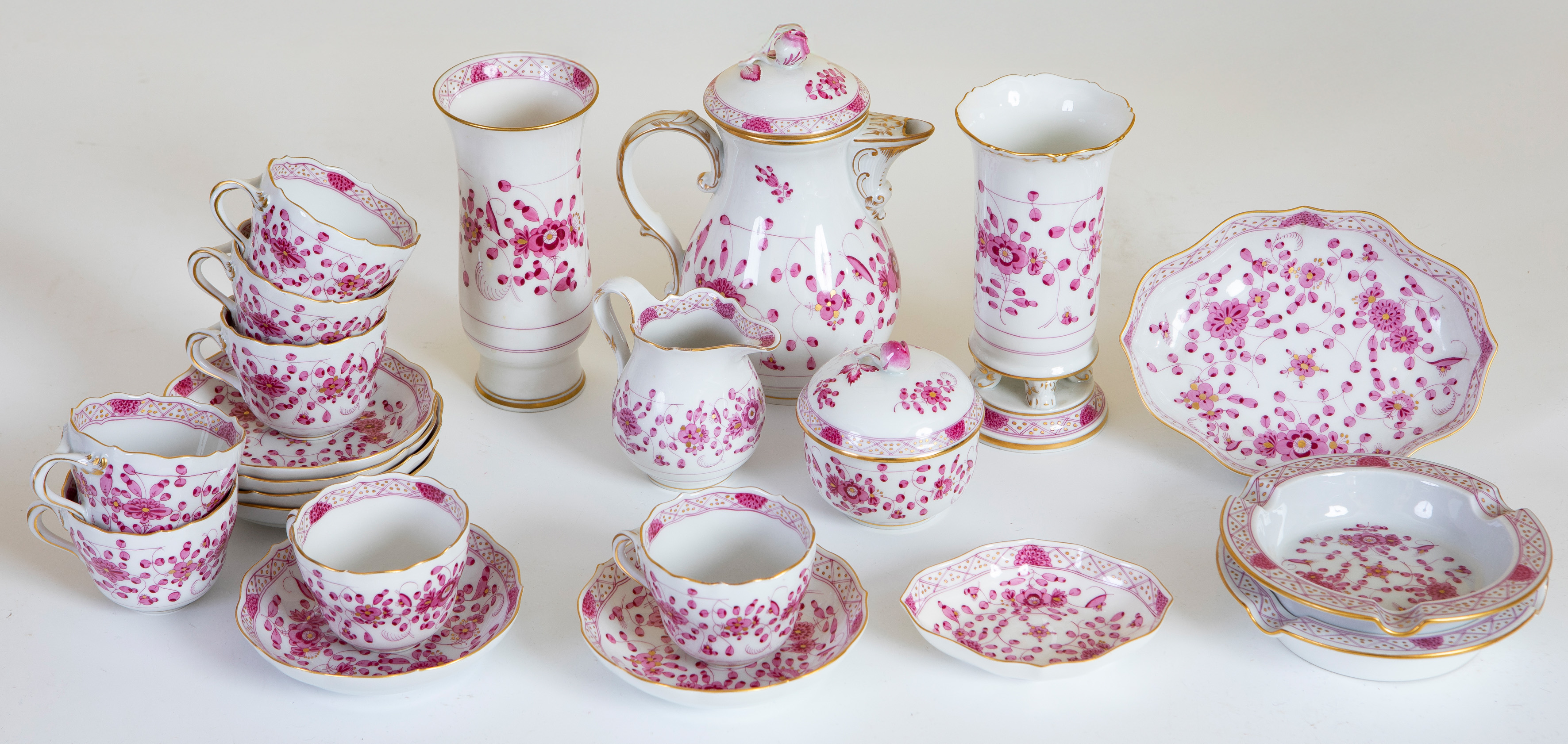 Juego de café en porcelana Meissen pp. S.XX. 
Sello en las bases. Decoración floral en color rosa...