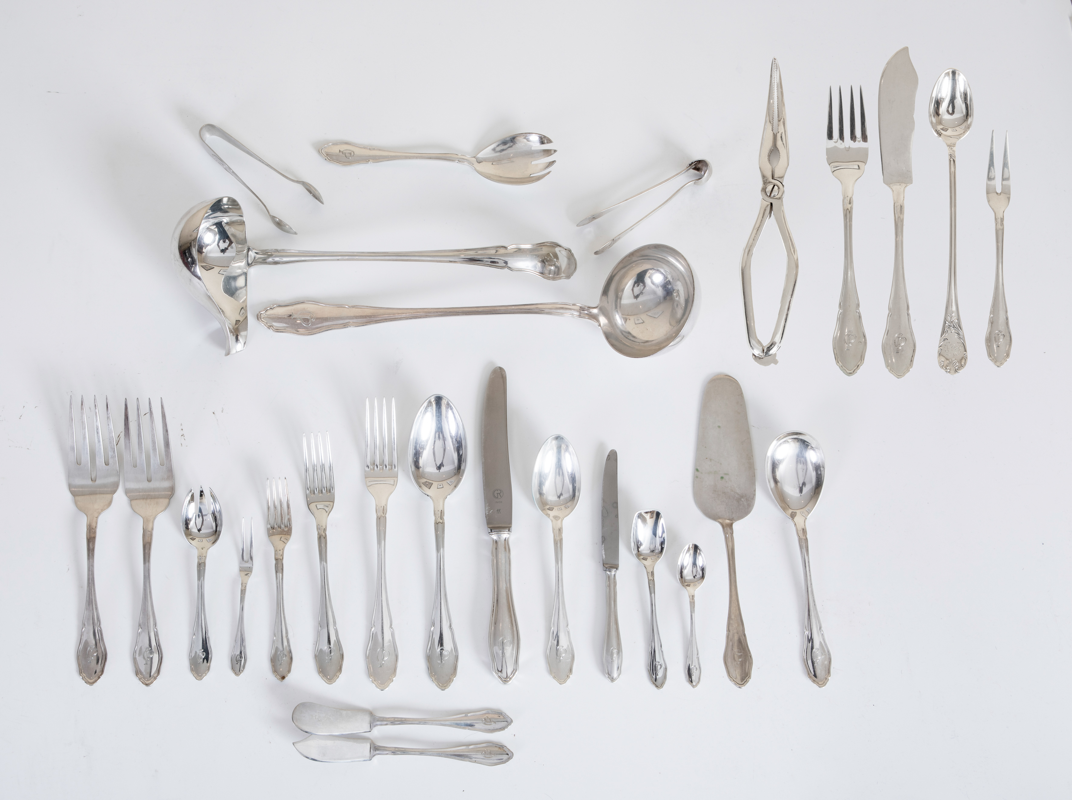 Cubertería en plata española.
Compuesta por:

12 cucharas sopa