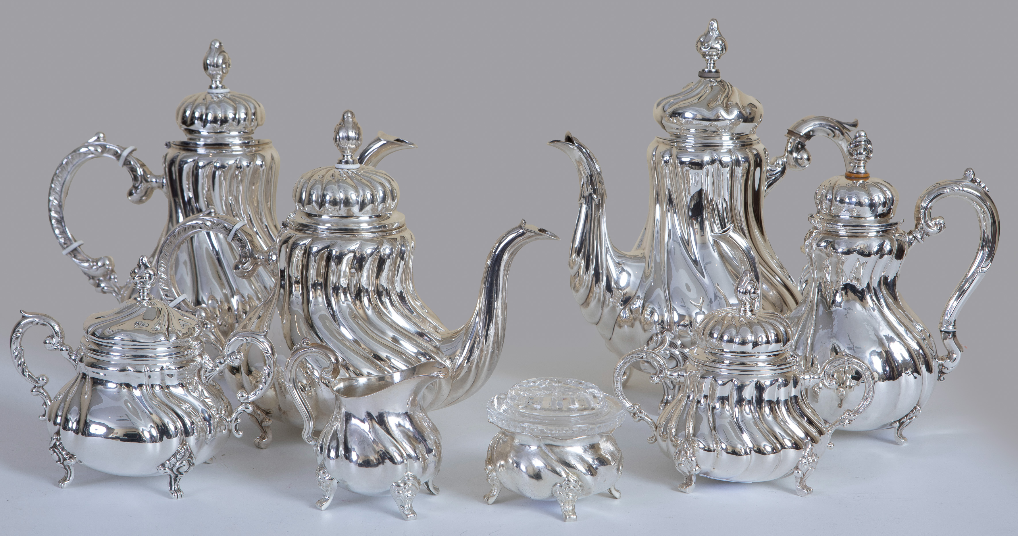 Juego de té y café de origen alemán hecho a mano en plata punzonada Sterling 925. 
Compuesto por:...