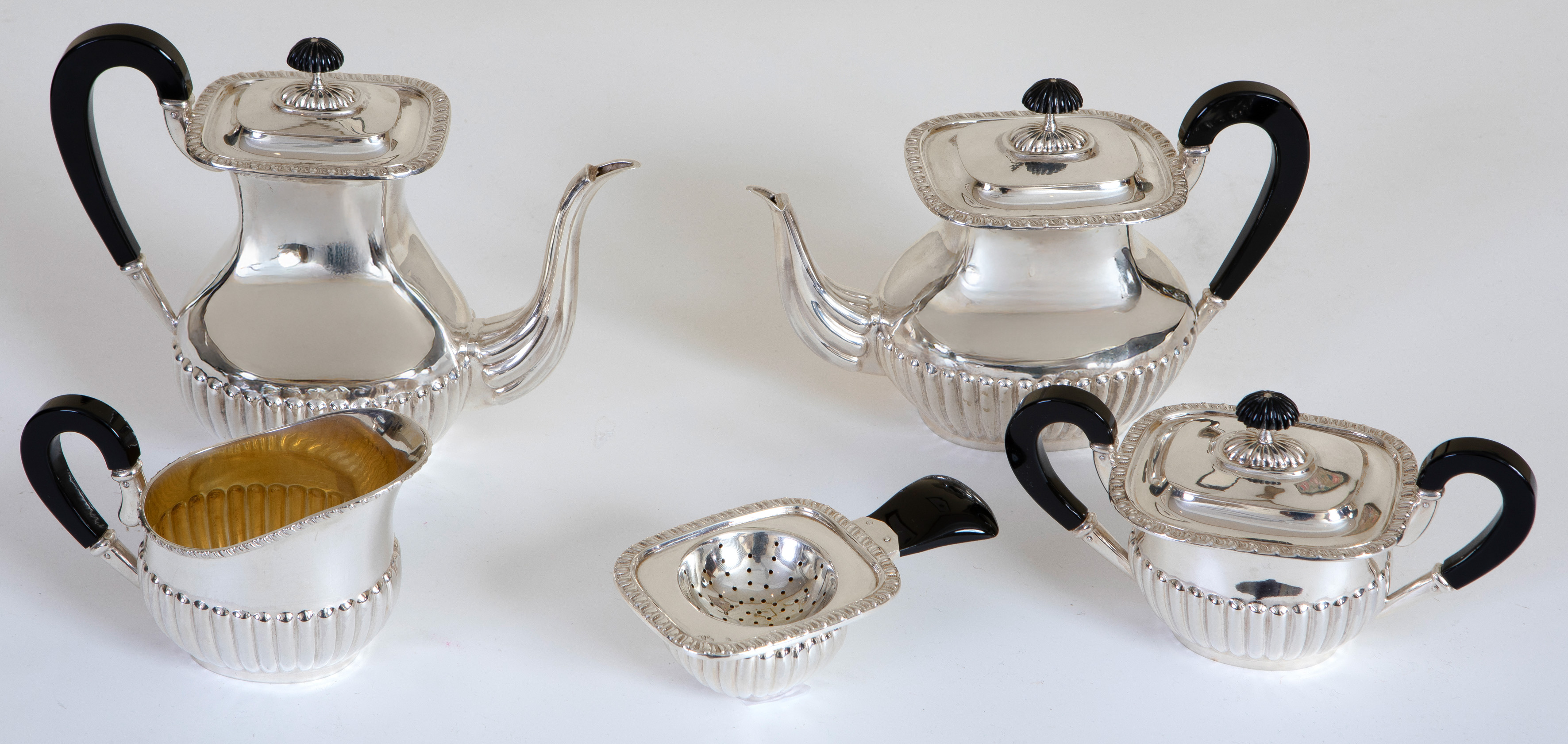 Juego de café en plata española punzonada. Decoración gallonada en cuerpo inferior y remates en...