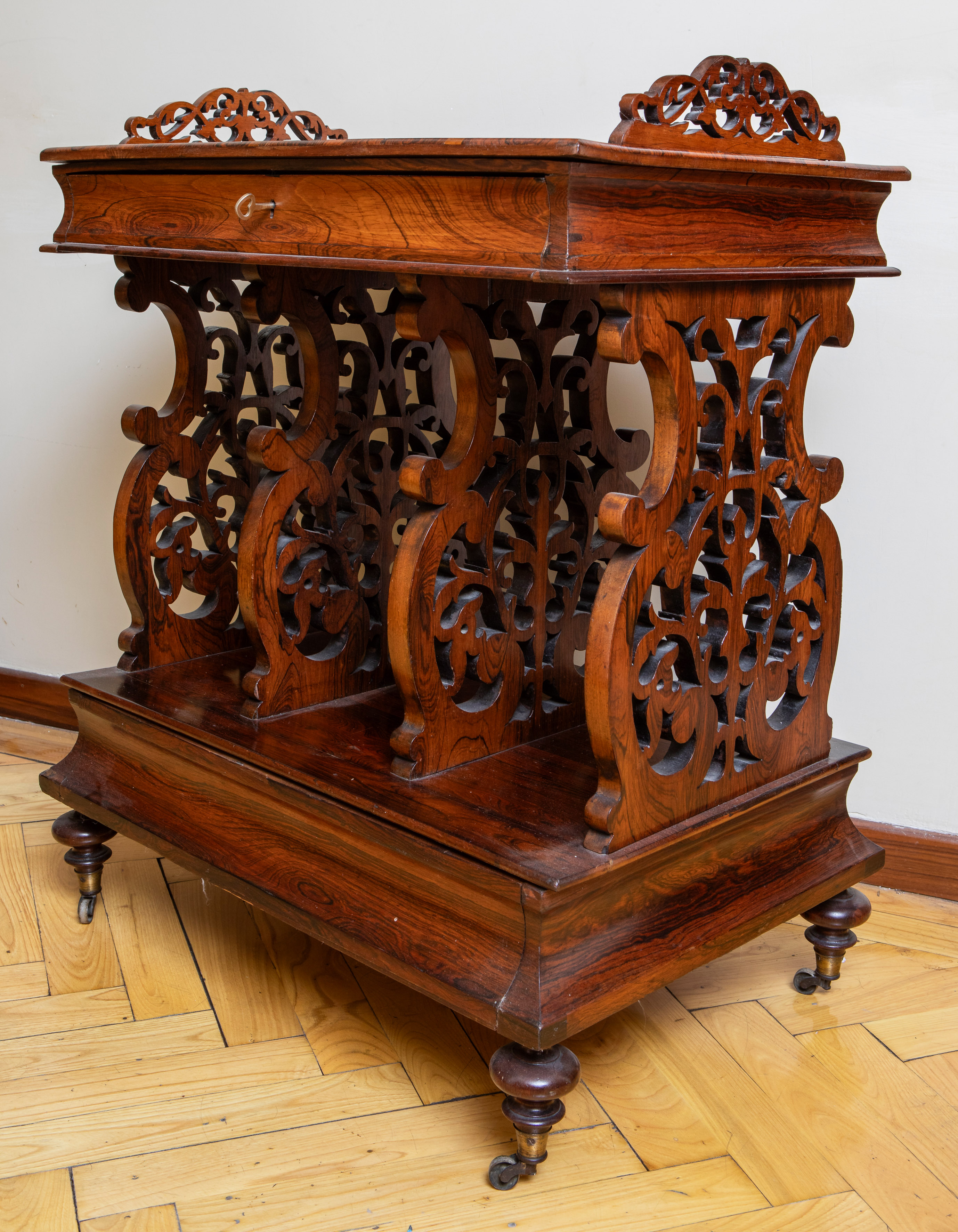 Mueble alto revistero inglés en madera de caoba con cuatro separaciones y un cajón.
Medidas: 86 x...