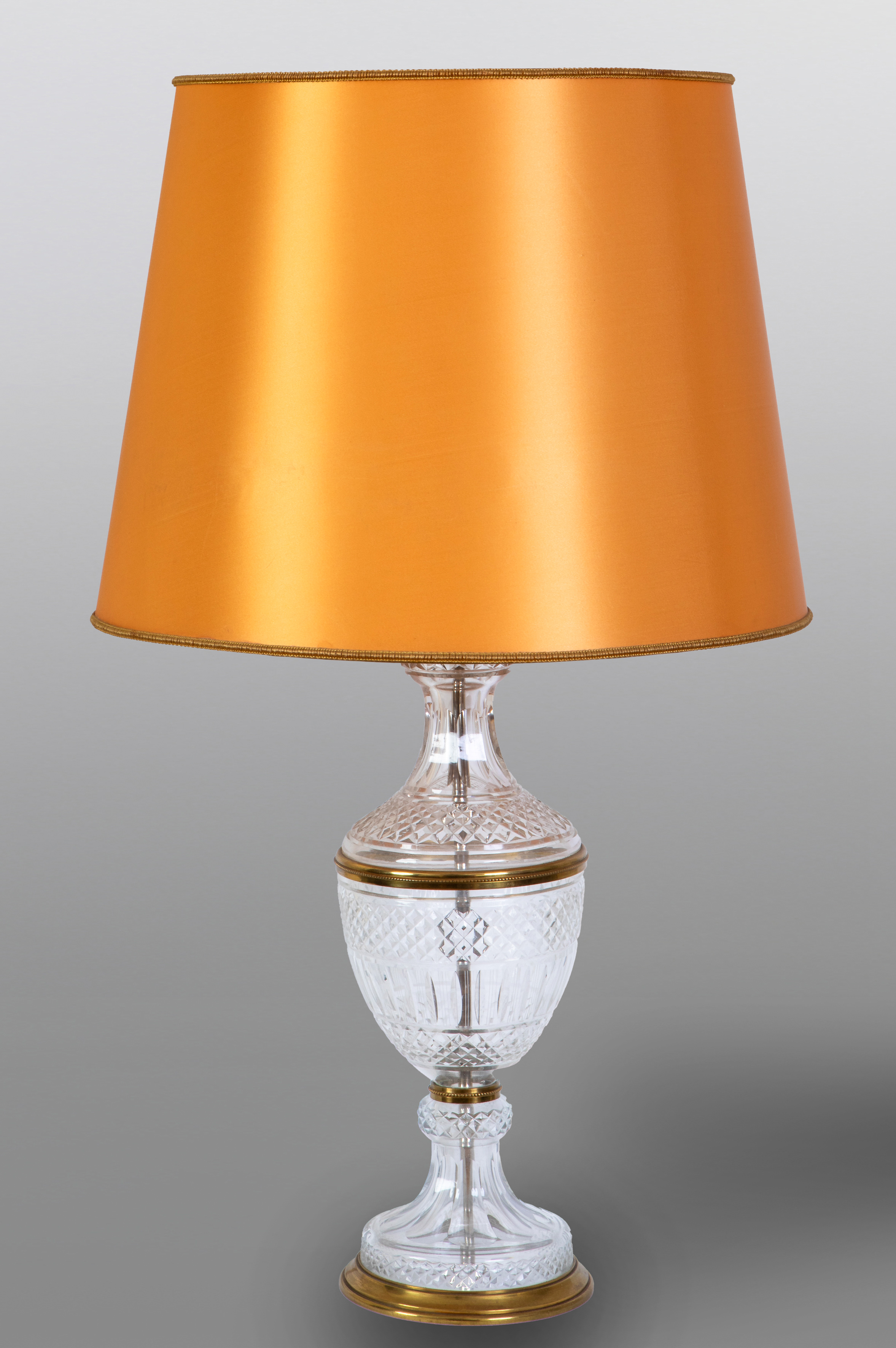 Lámpara de sobre mesa en cristal tallado.
Altura: 43 cm.