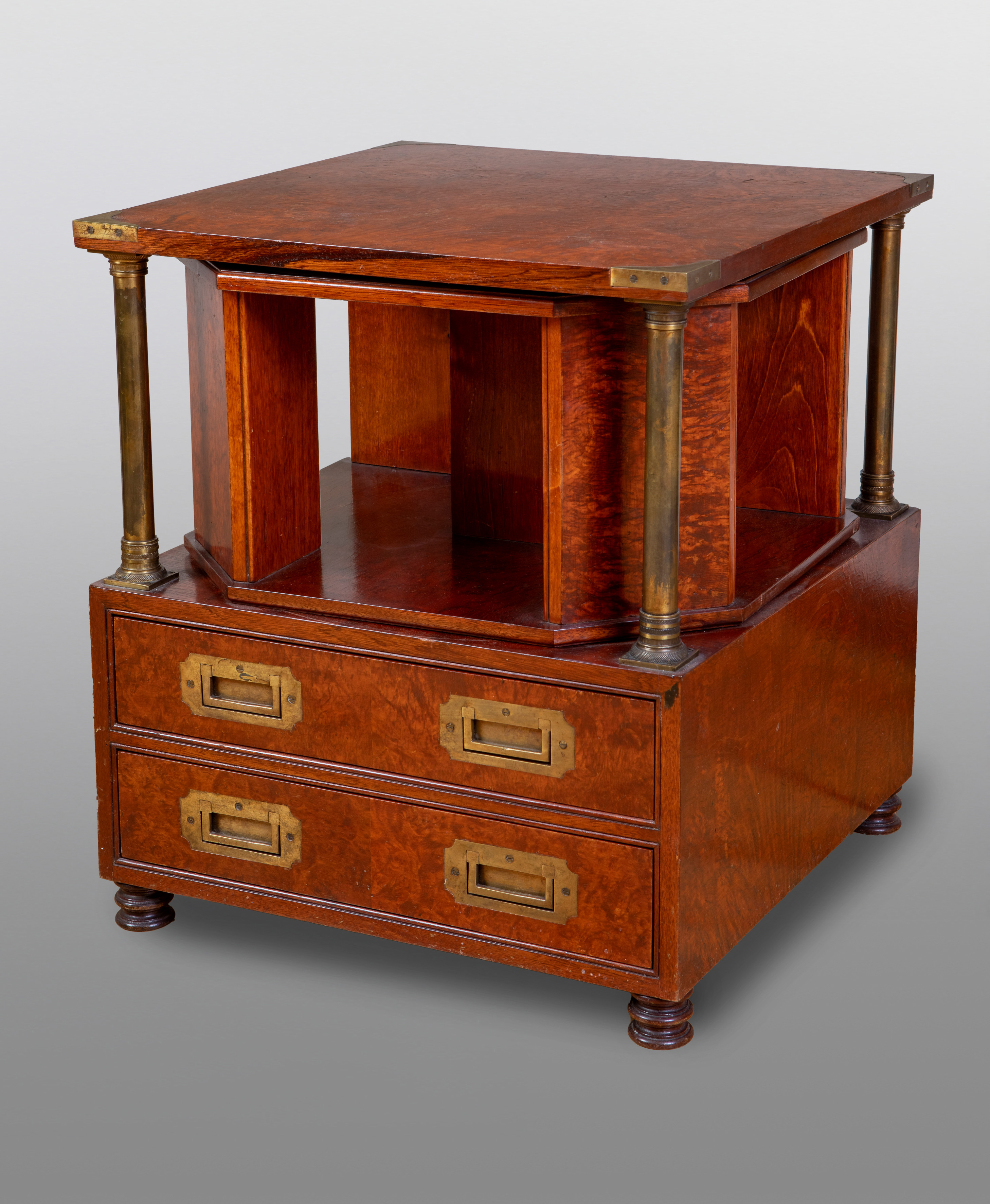 Mueble revolving tipo barco en madera de caoba.
Medidas: 56 x 50 x 50 cm.