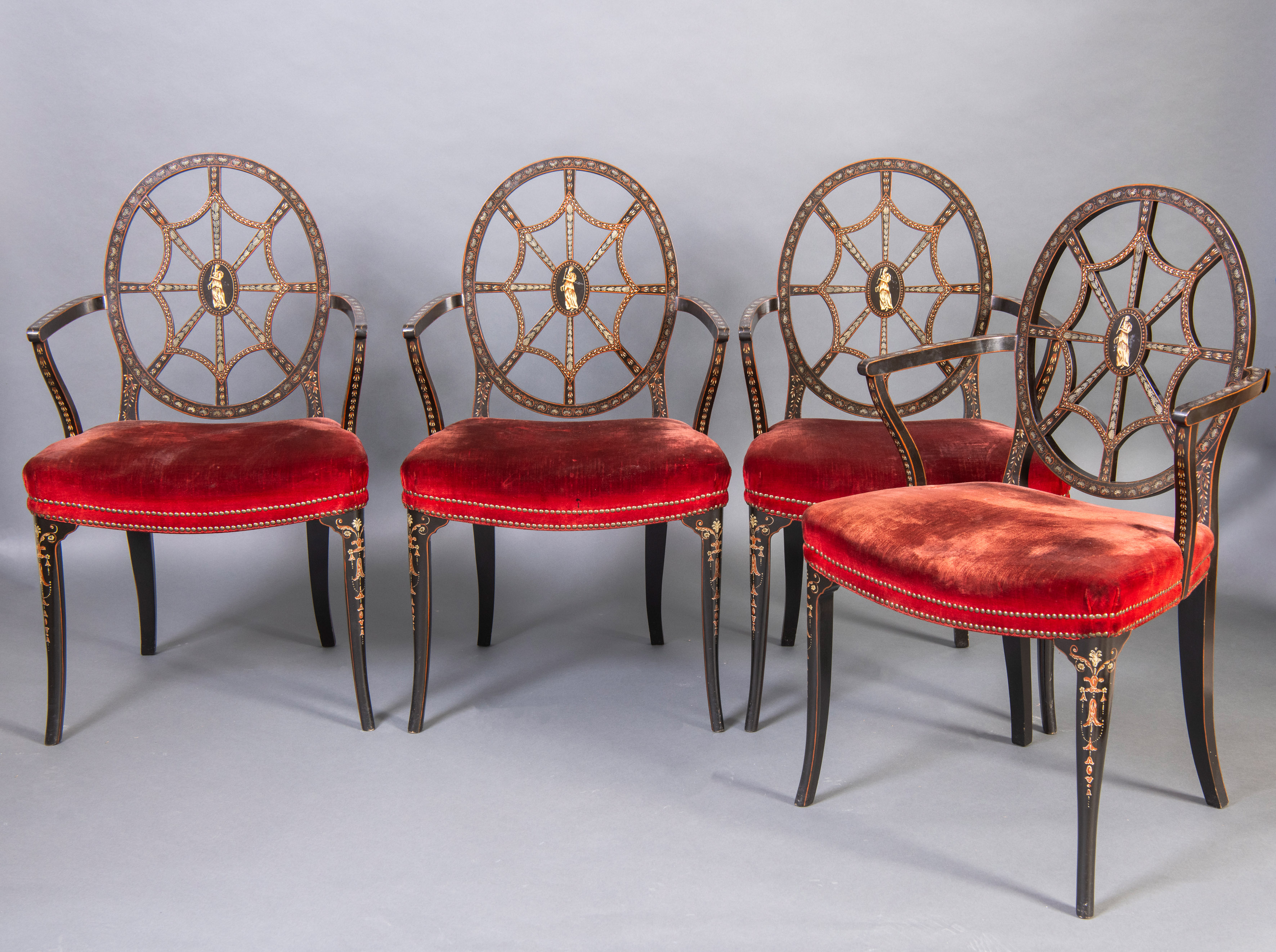 Cuatro sillas en madera ebonizada y pintada. Respaldo de araña.
Asiento de terciopelo rojo.
Altura:...