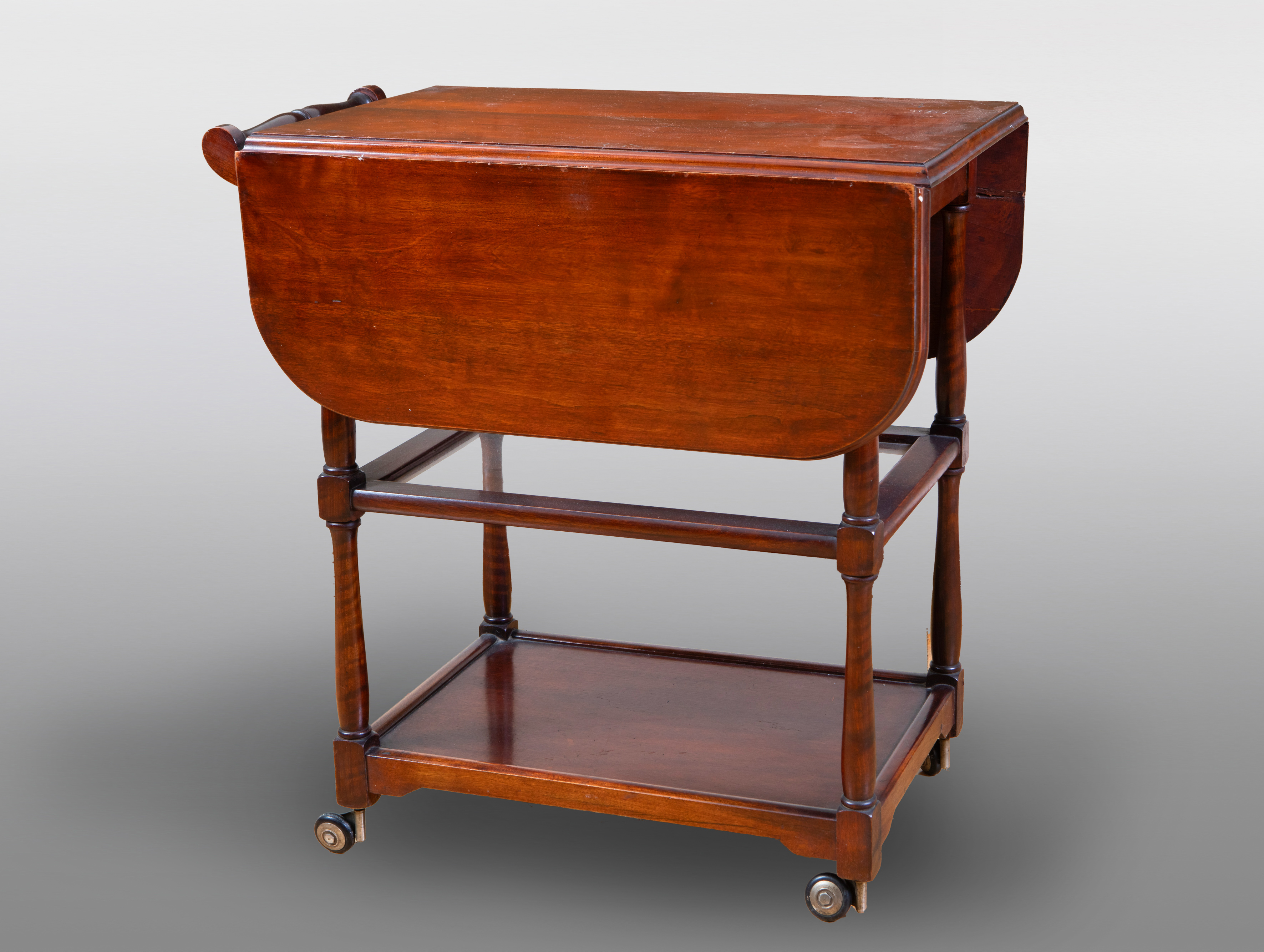 Carrito camarera en madera de caoba.
Medidas: 68 x 41 x 66 cm.