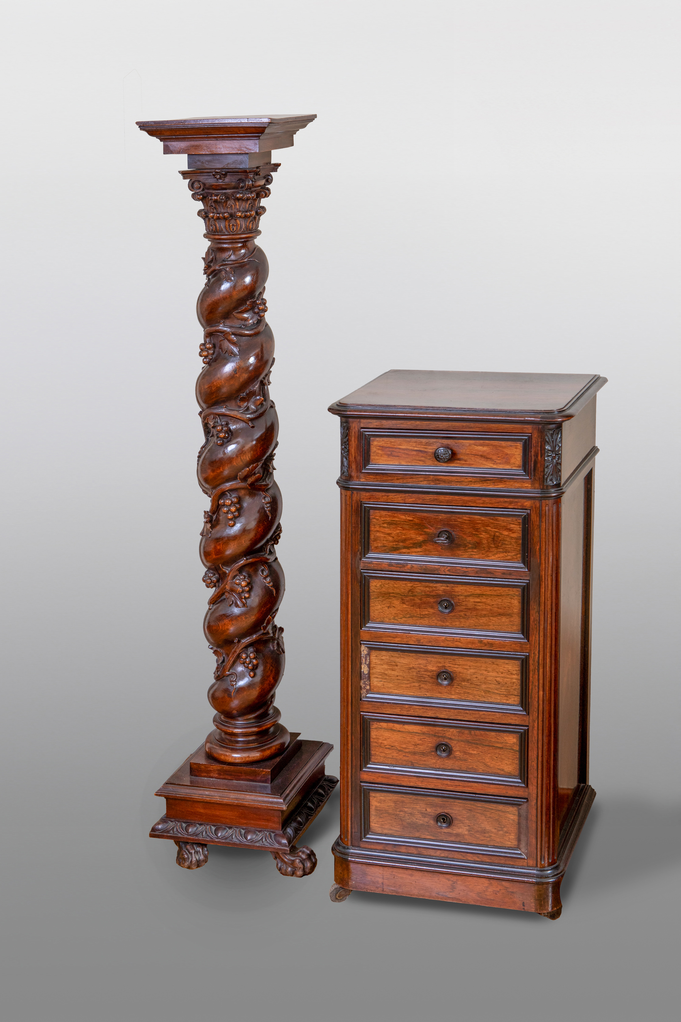 Mueble inglés cajonero y columna salomónica en caoba.
Medidas mueble: 38 x 98 cm.
Altura columna...