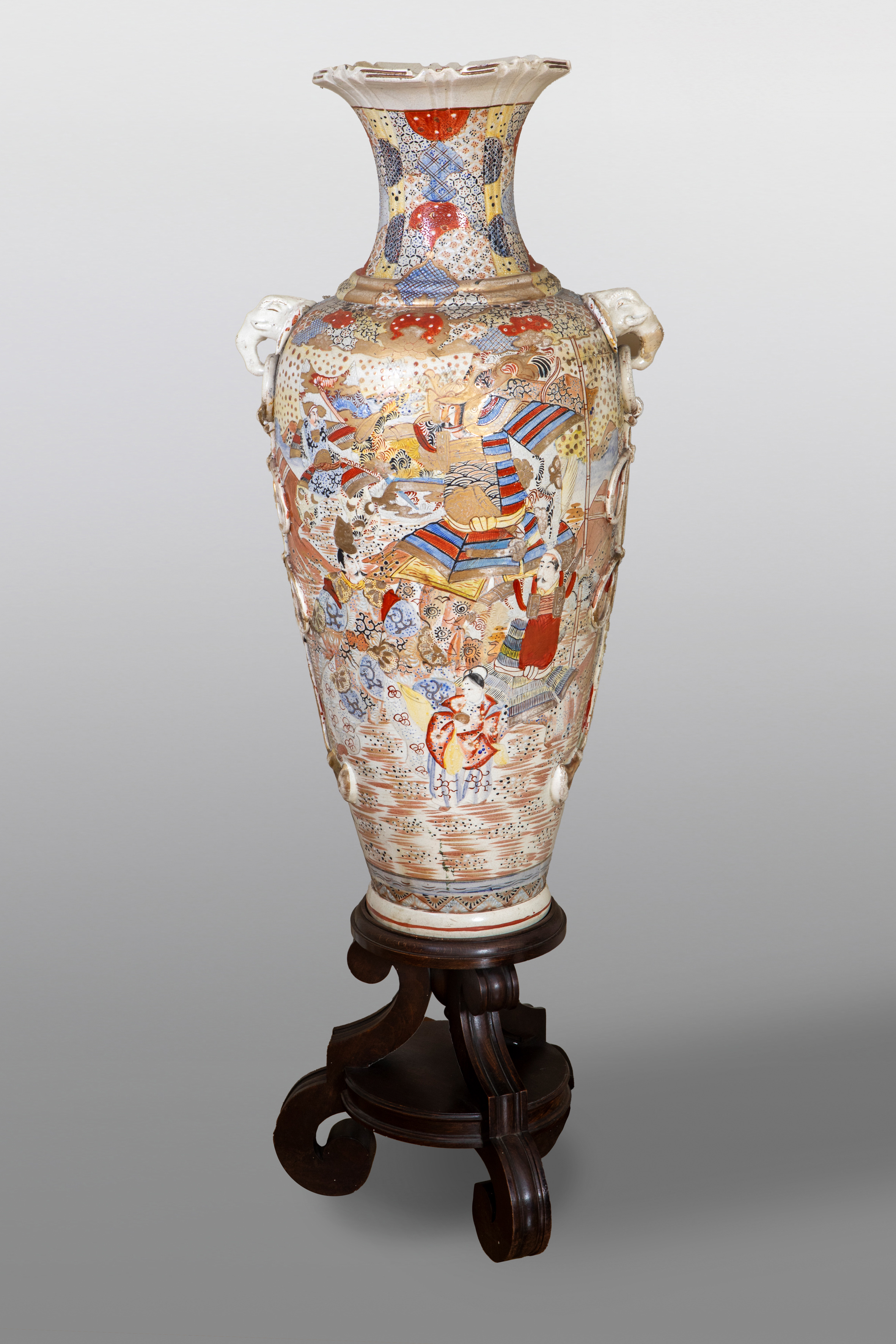 Gran jarrón satsuma en cerámica oriental, con escenas chinescas. Con peana de madera.
Altura: 130 cm