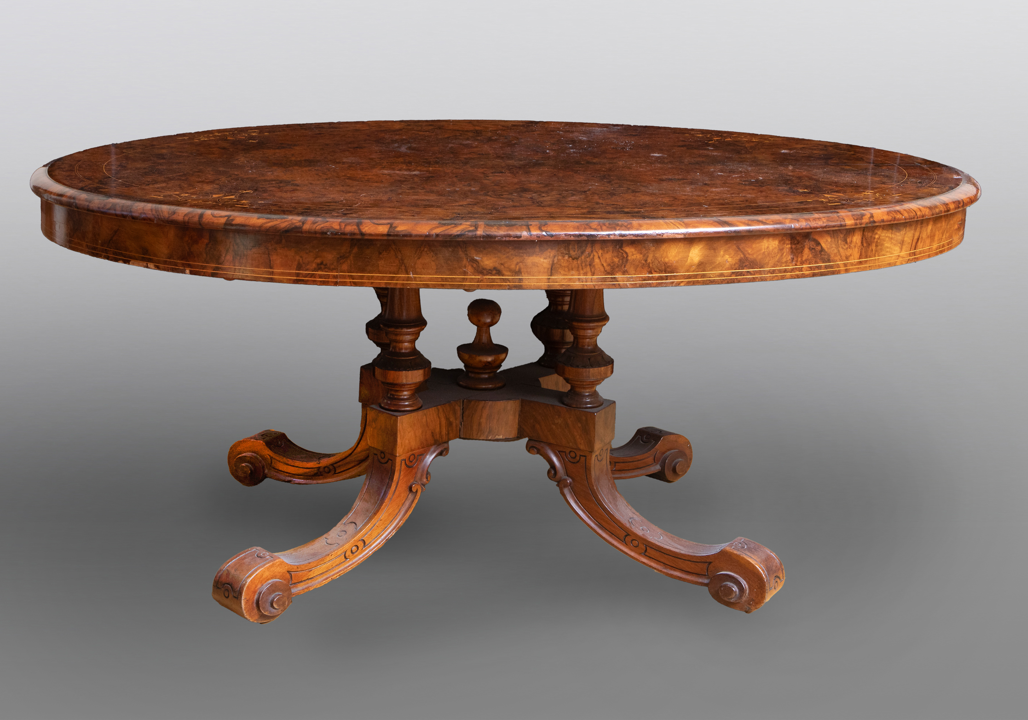 Mesa de centro con marquetería en madera de raiz.
Medidas: 100 x 130 cm.