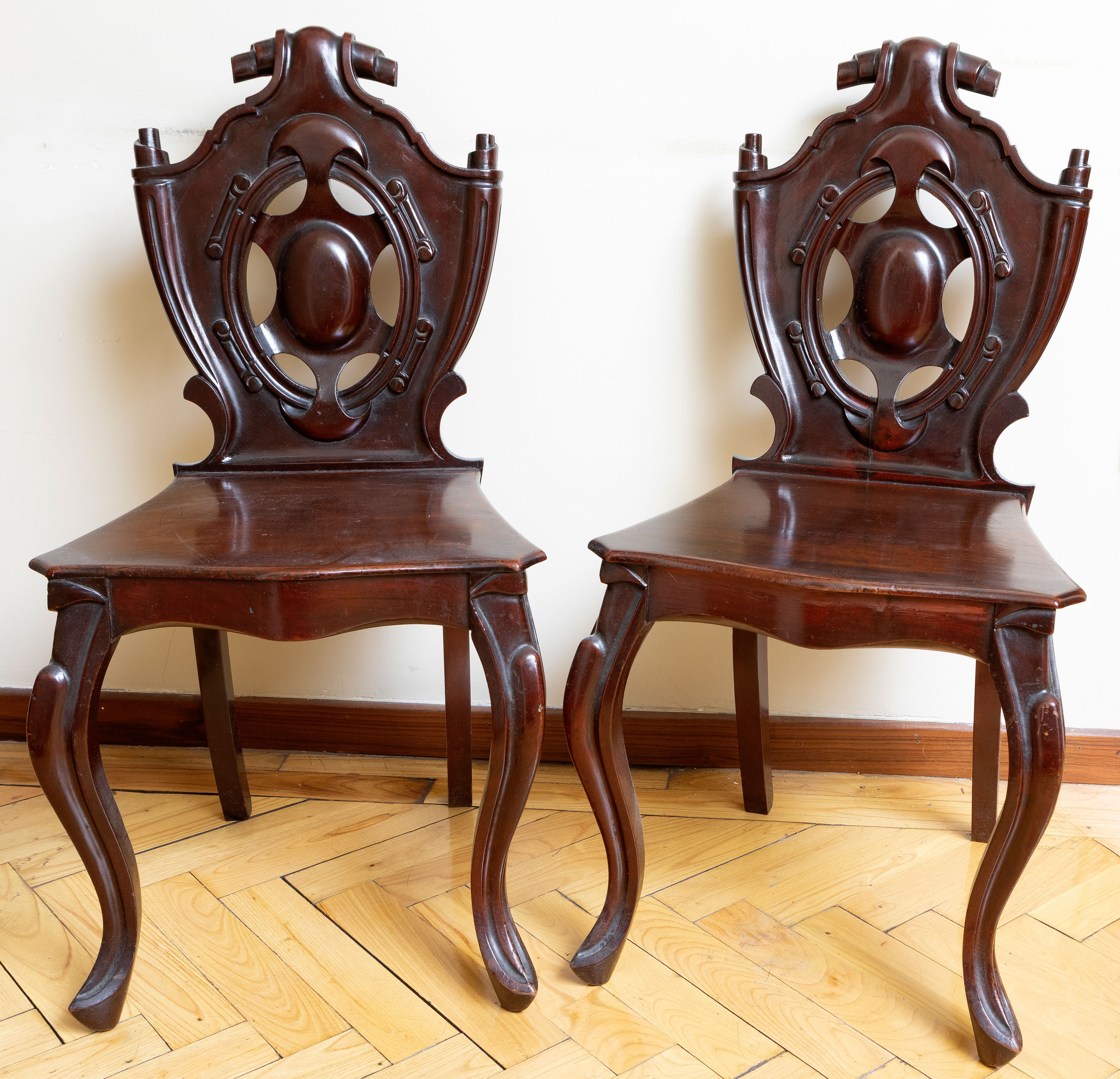 Pareja de sillas victoriana, Inglaterra S.XIX.
Respaldo a modo de escudo.
Todo ello en madera de...