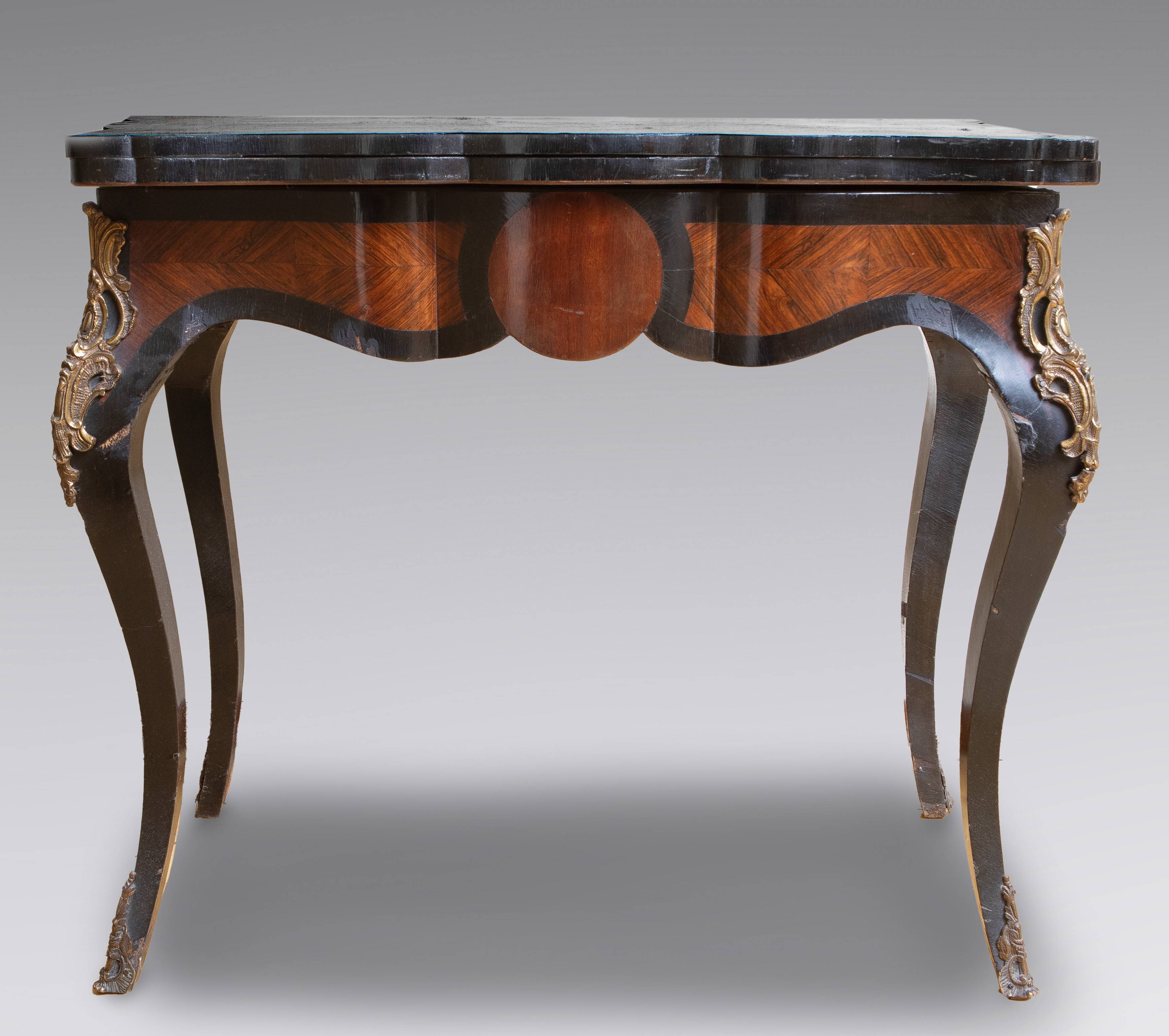 Elegante mesa de juego en madera ebonizada con aplicaciones de bronce en los laterales. 
Medidas:...