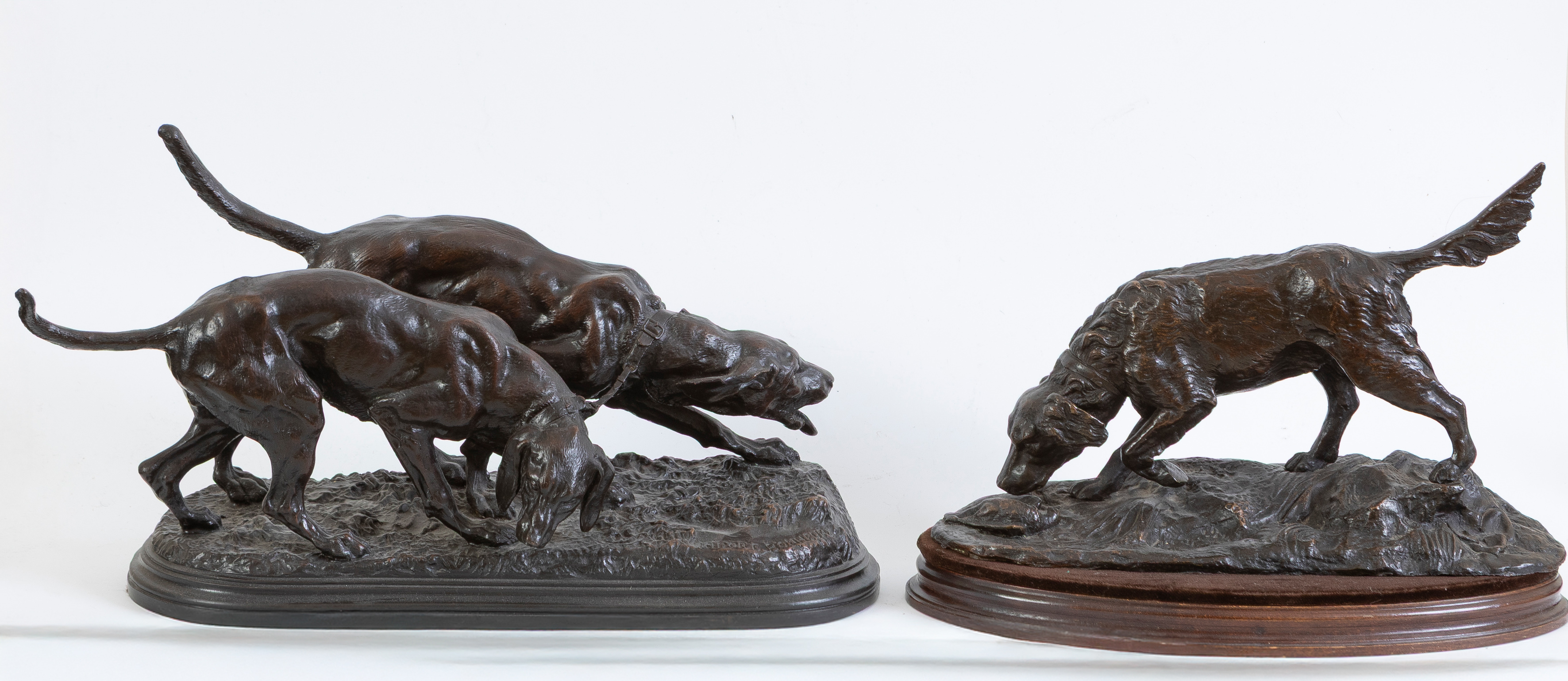 Lote de dos centros en bronce patinado de perros de caza.
Medidas: 18 x 30 cm.
Medidas: 23 x 38 cm.