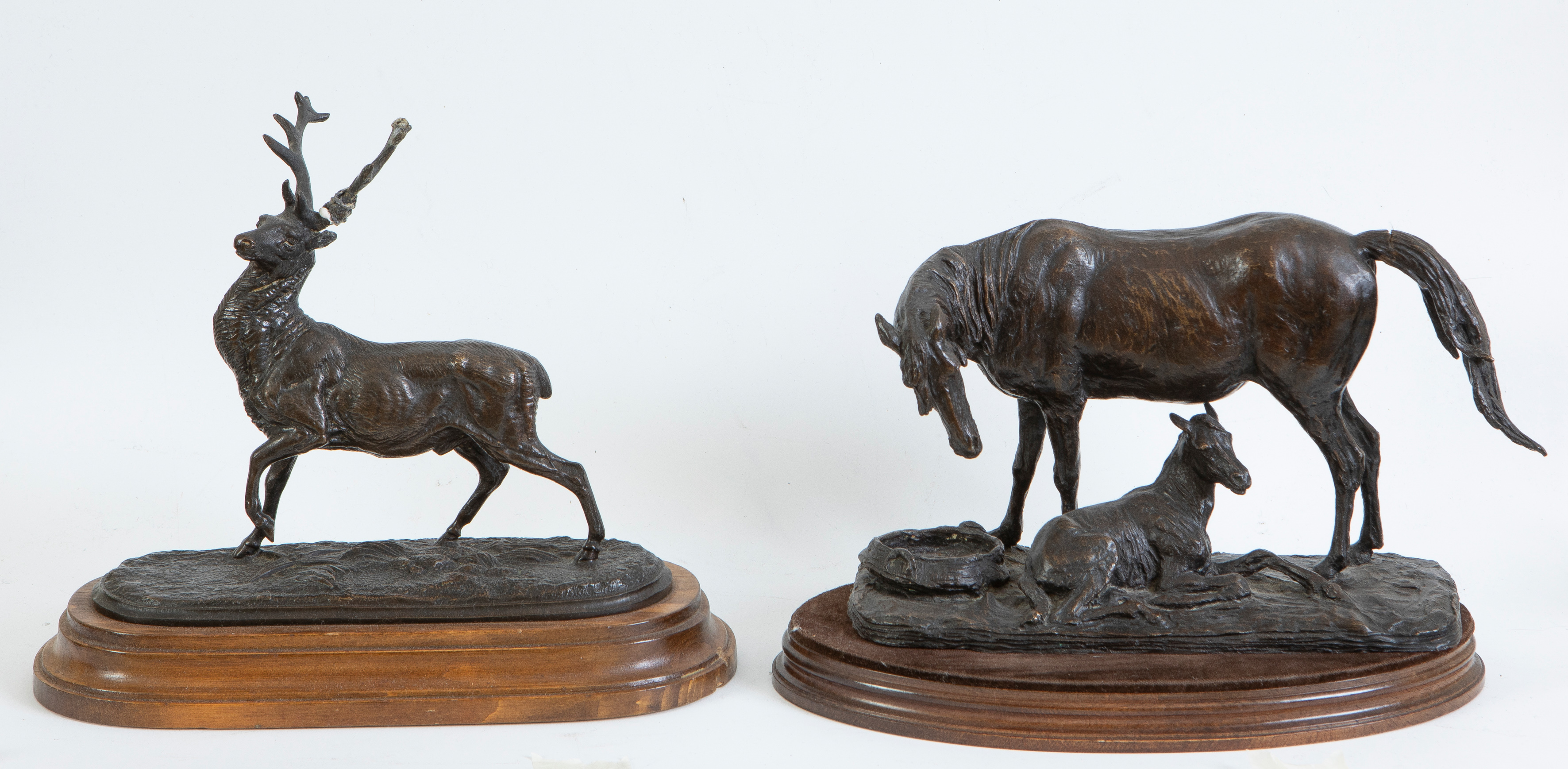 Lote de dos centros en bronce pavonado: Yegua y potrillo, y ciervo
