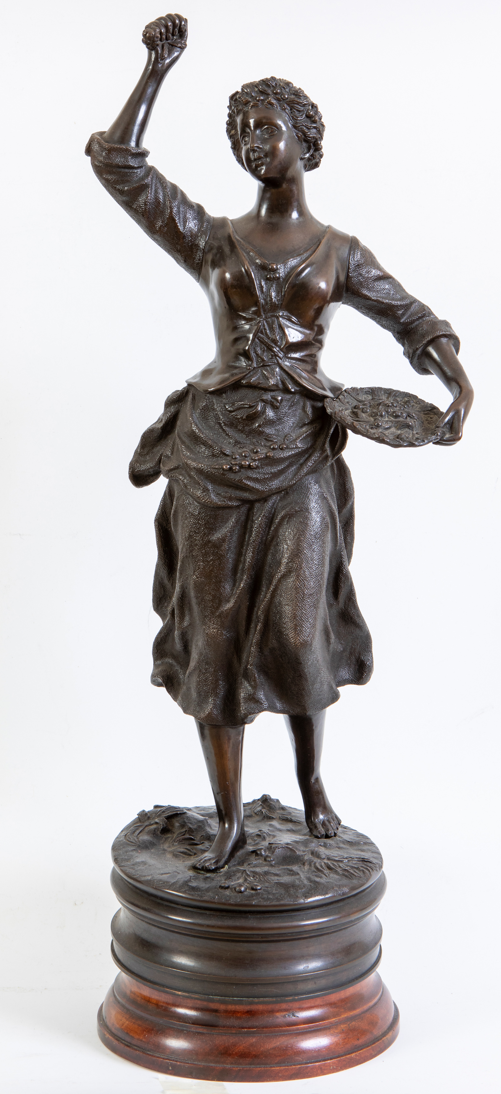"La Primavera"
Escultura en bronce pavonado. Figura de mujer.
Altura: 67 cm.