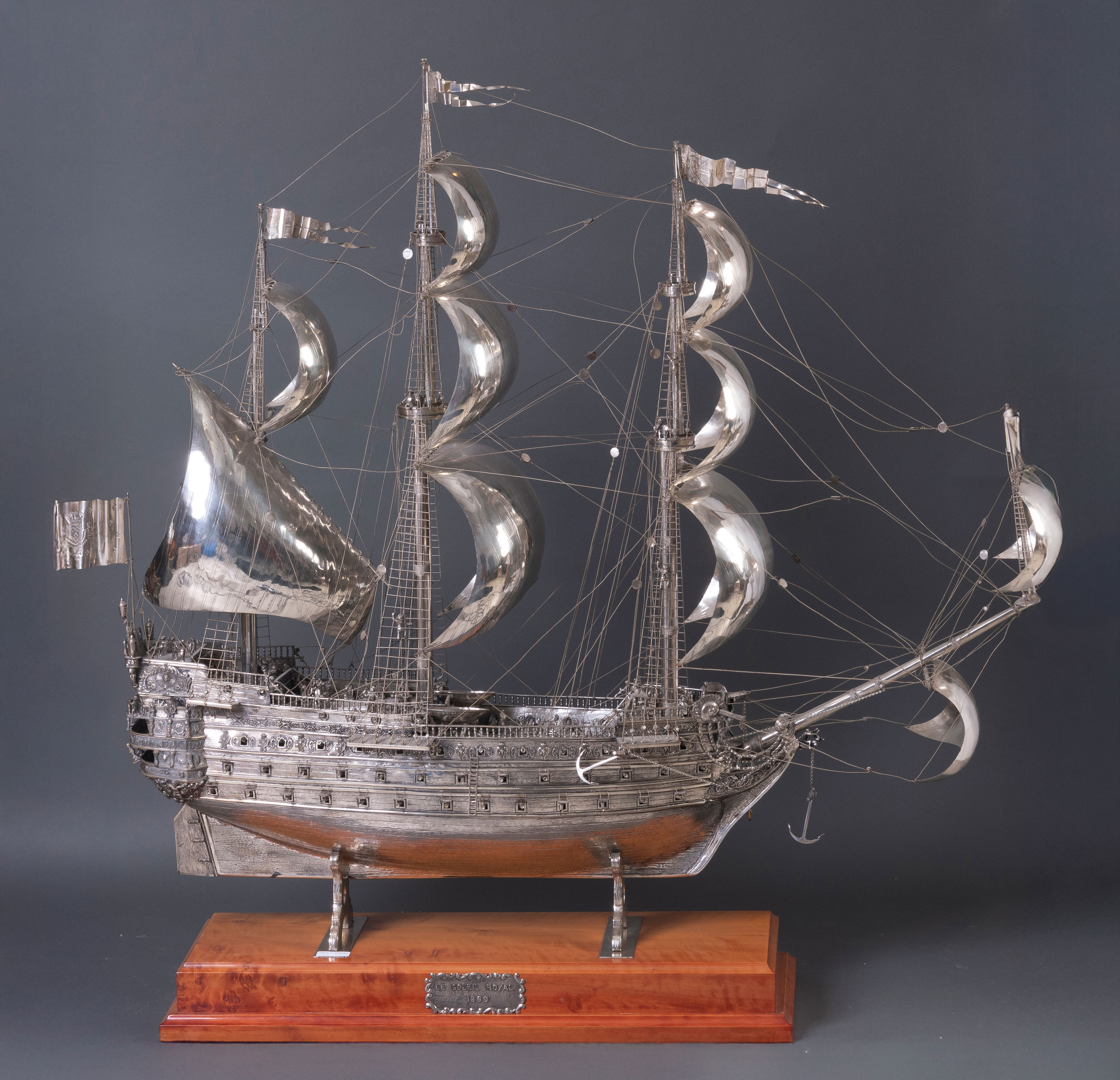 Antiguo galeón en plata española sobre una base de madera. Le Soleil Royal 1669 era el buque...