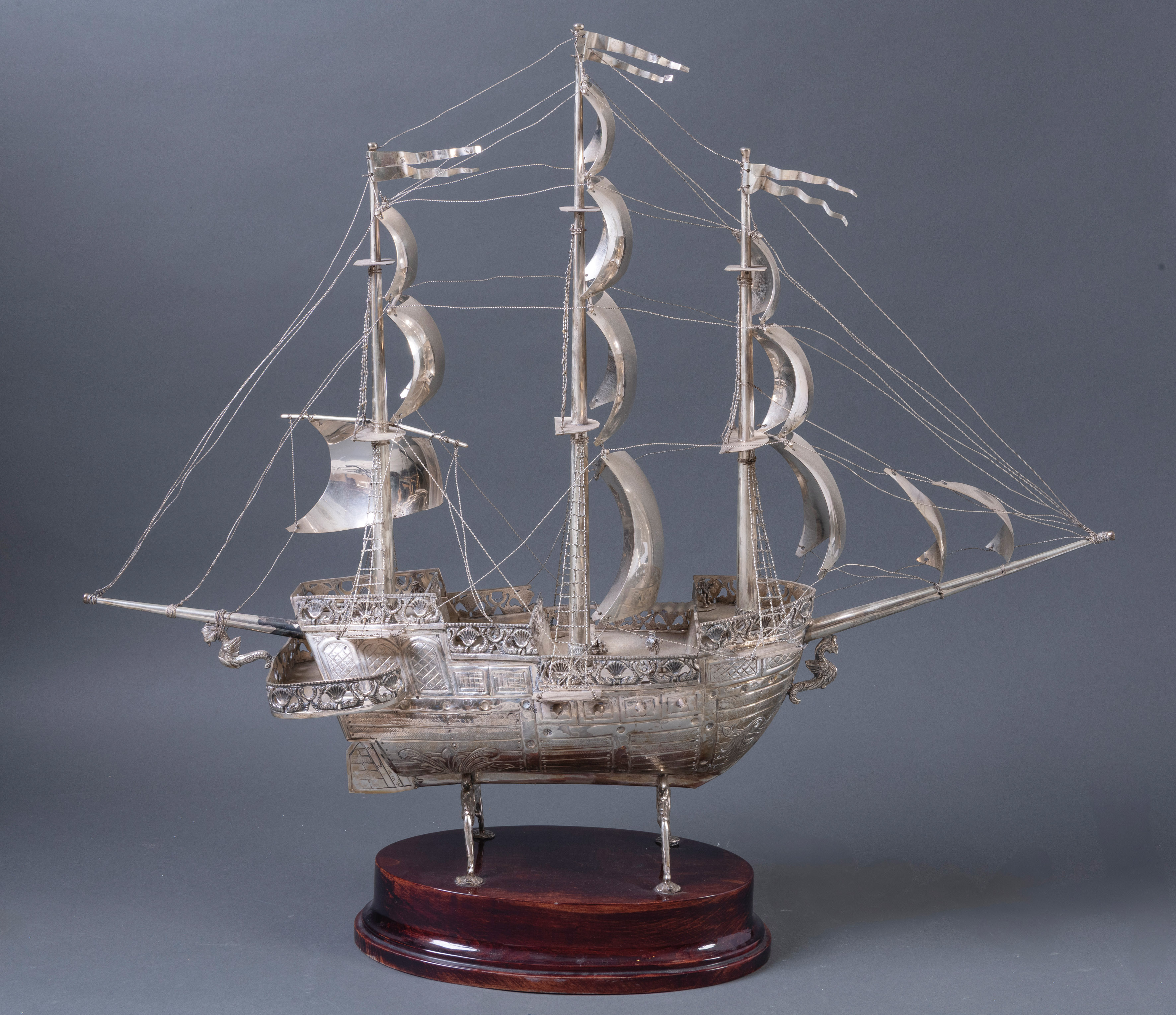 Maqueta de galeón en plata española punzonada. Galeón de guerra español de tres mástiles, con...