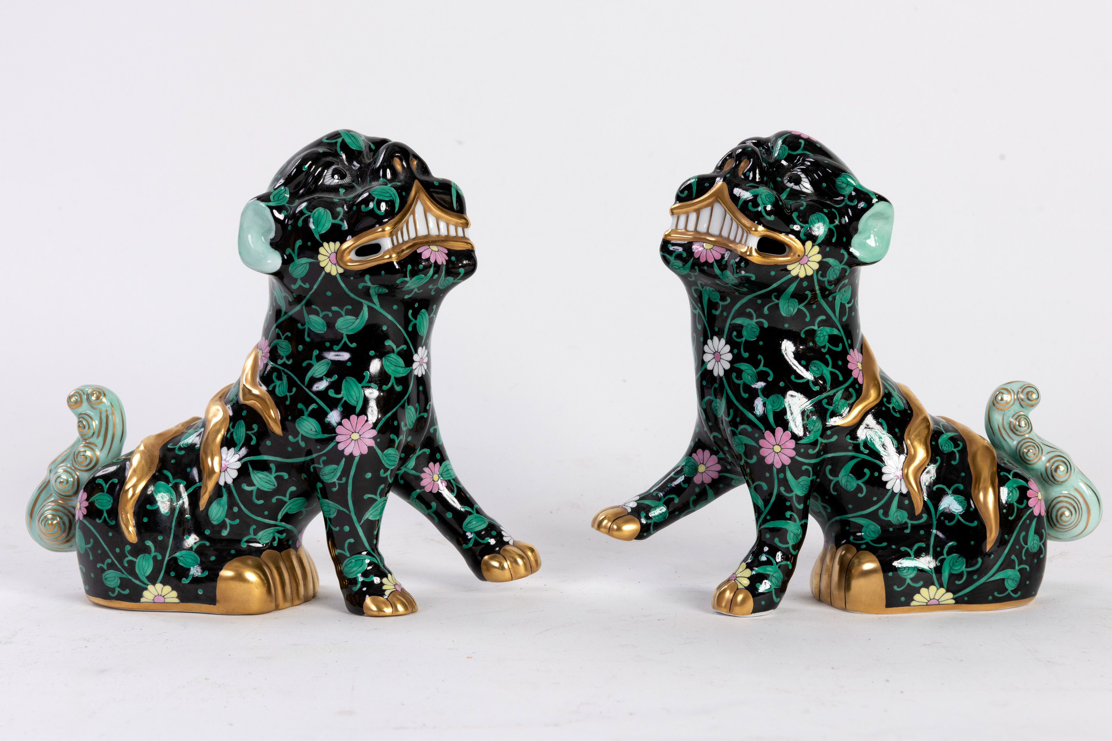 HEREND
Pareja de Leones Foo en porcelana esmaltada en negro y con decoración de flores y hojas...