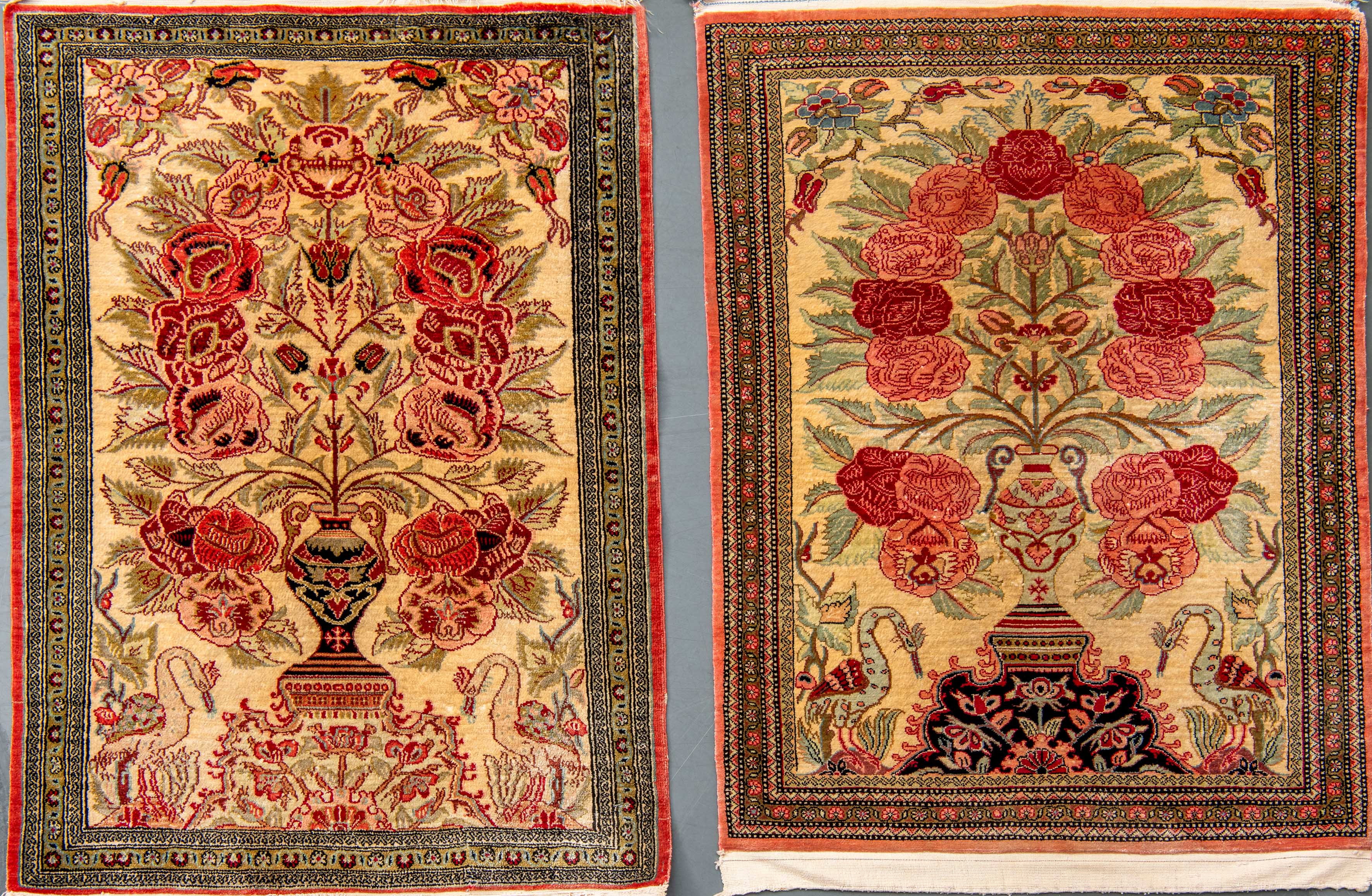 Pareja de alfombras de oración en seda pura, Ghom, Irán, años 80
Campo color marfil con motivo de...