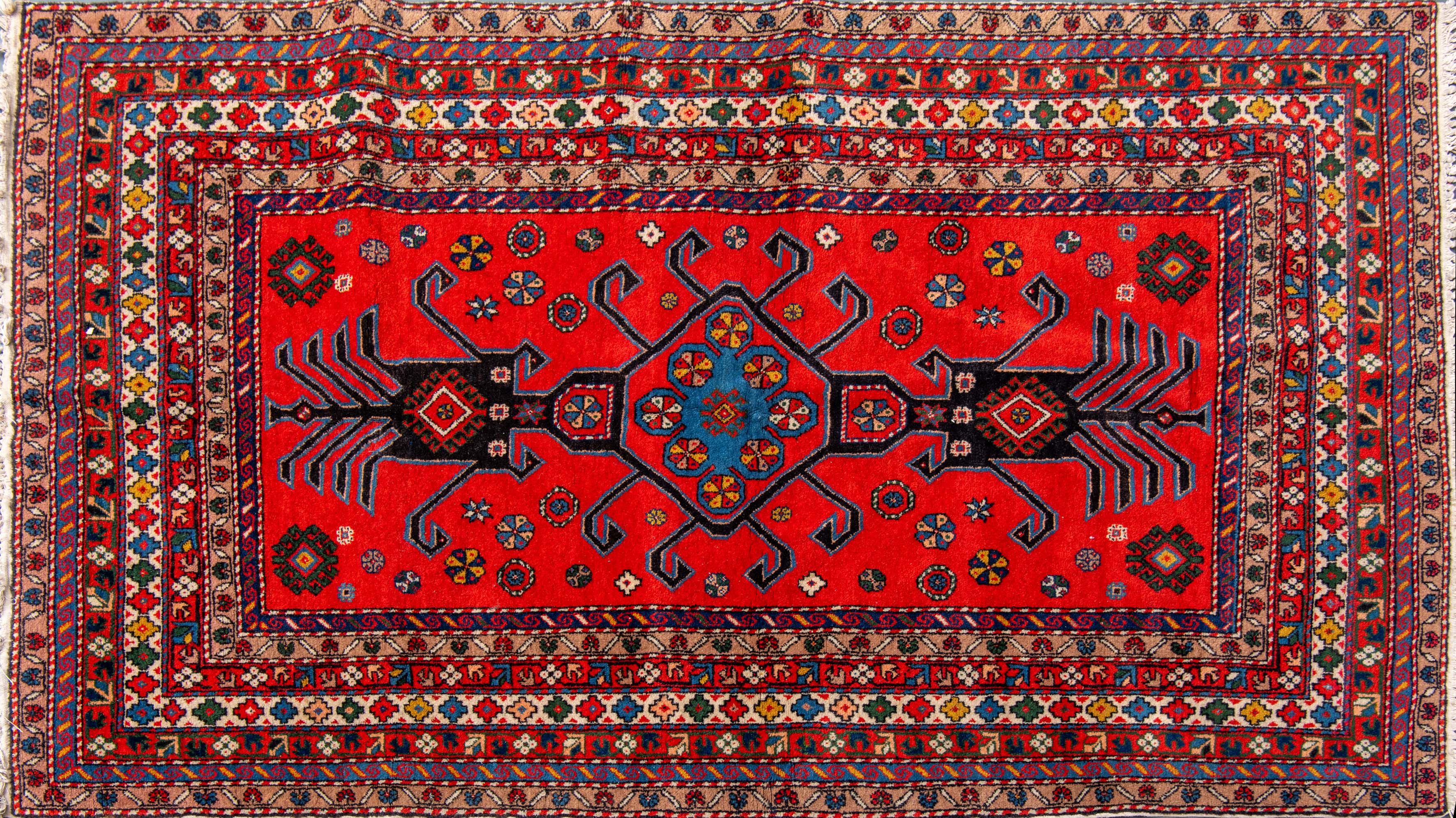 Alfombra en lana pura, Cáucaso, ca. 1920
Campo color rojo carmesí con decoración geométrica...