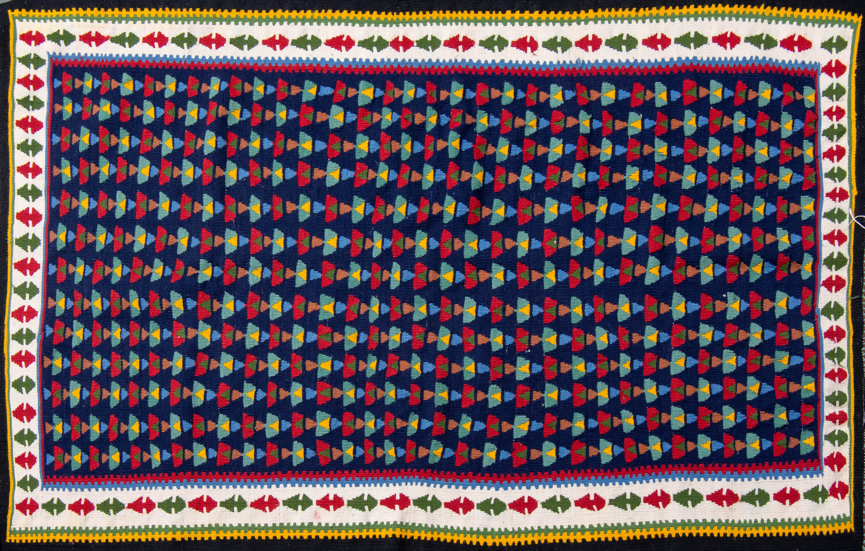 Killim en lana, Marruecos, años 80
Campo color oscuro con motivos geométricos triangulares en vivos...