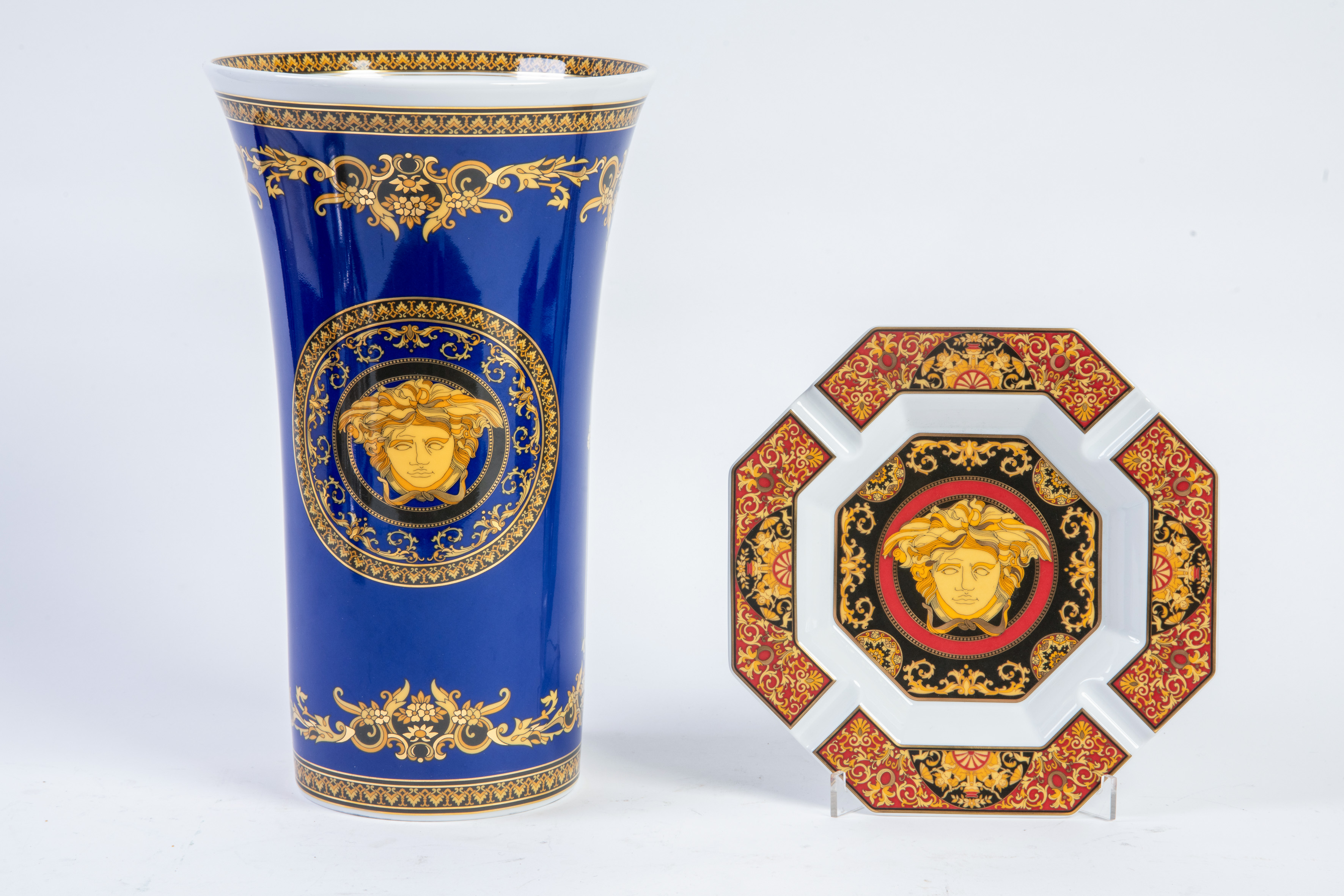 Versace para Rosenthal, colección Medusa, Alemania, años 90
Conjunto en porcelana esmaltada formado...