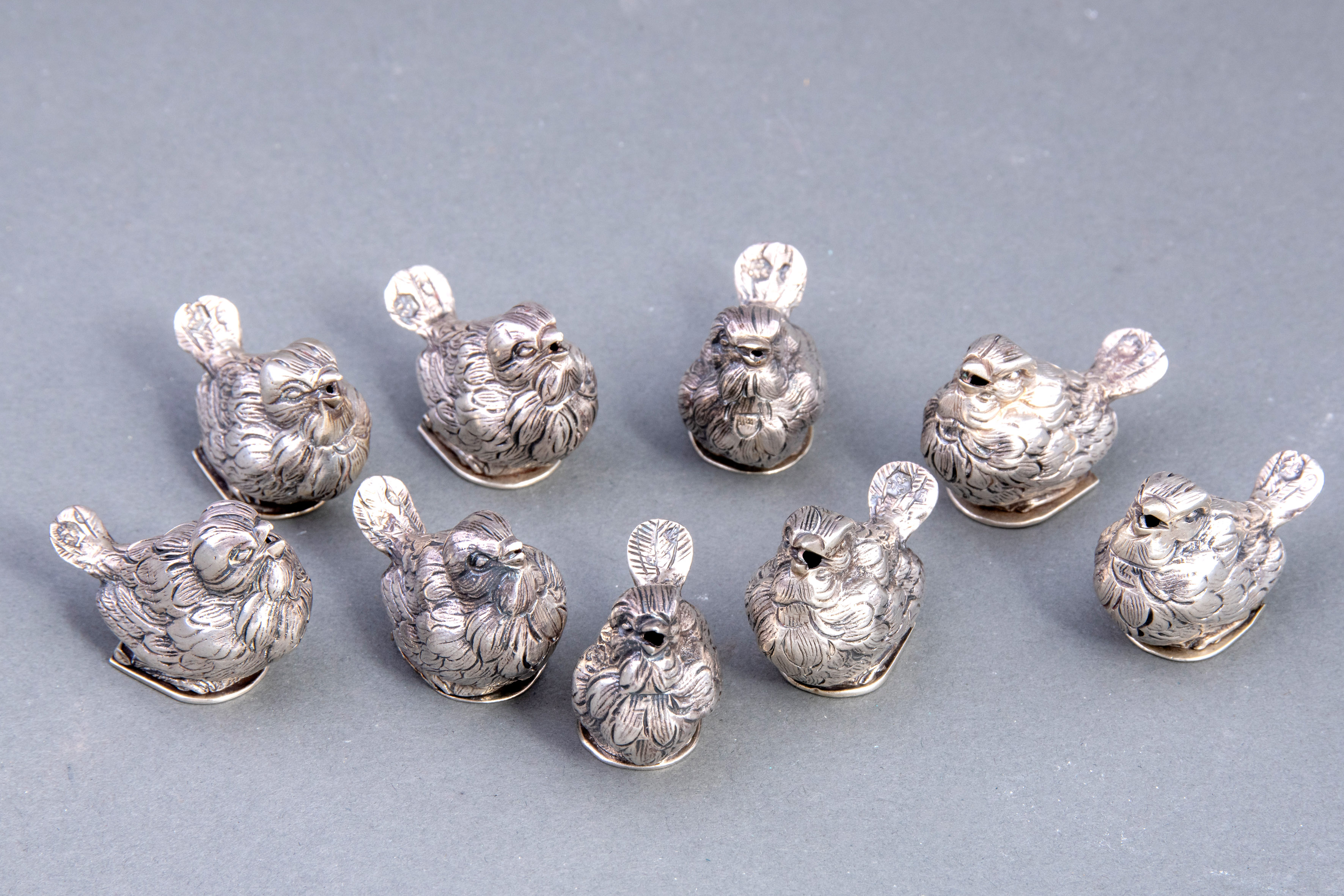 Ocho saleritos en forma de pajaritos en plata punzonada. Exquisito conjunto para vestir la mesa.