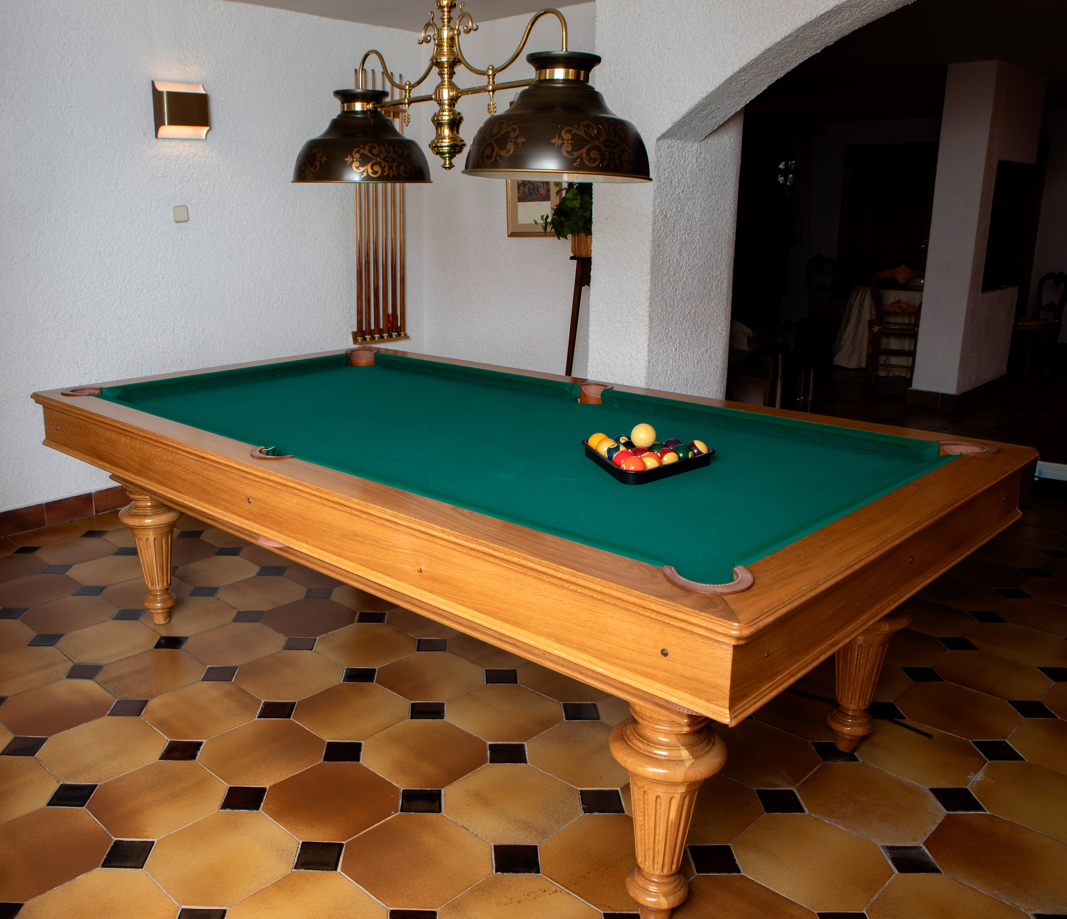 Mesa de billar americano en madera de roble con lámpara.
Medidas: 70 x 145 x 250 cm
Medidas...