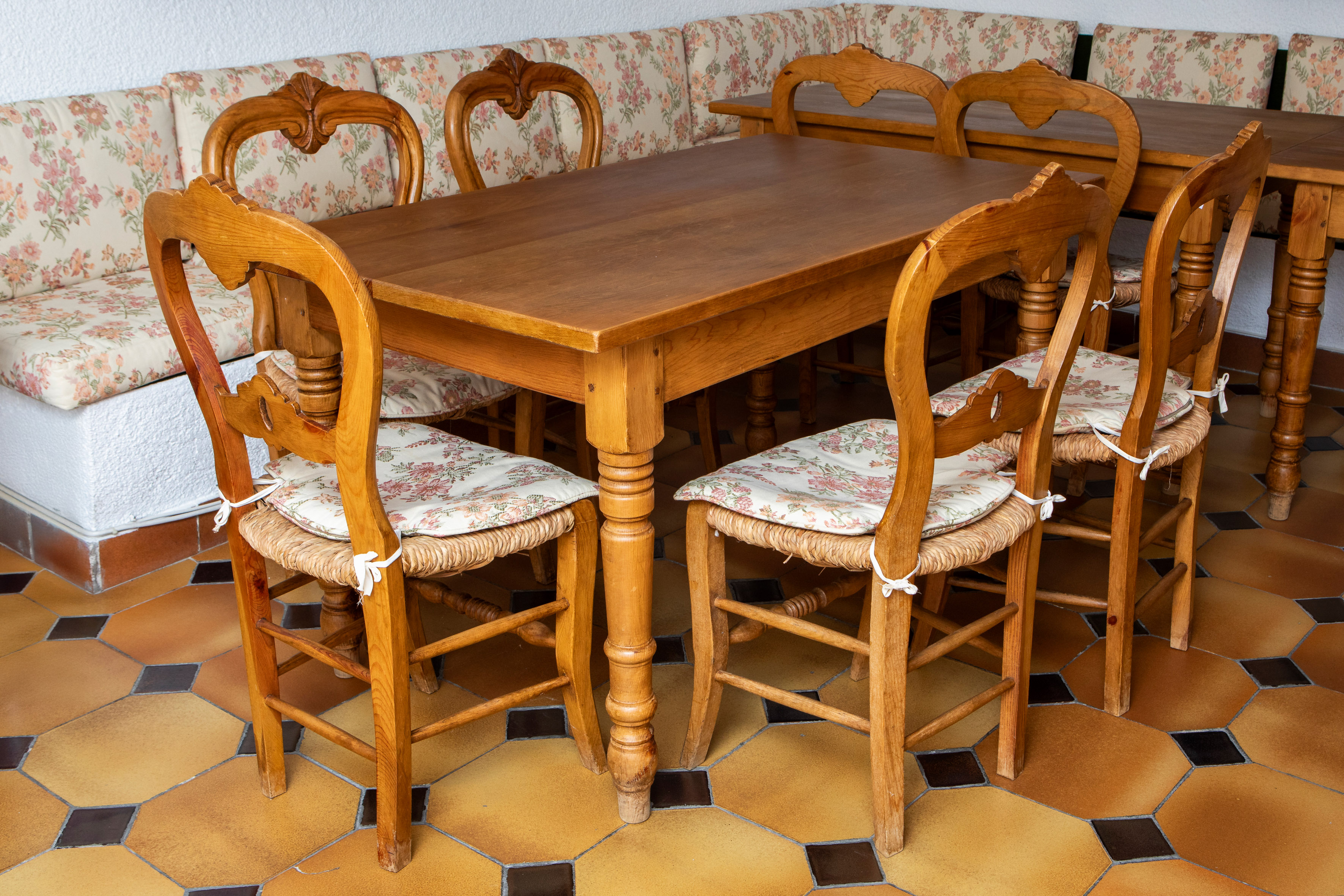 Artespaña
Juego de mesa y 5 sillas en madera de pino natural
Medidas mesa: 75 x 80 x 140 cm.
