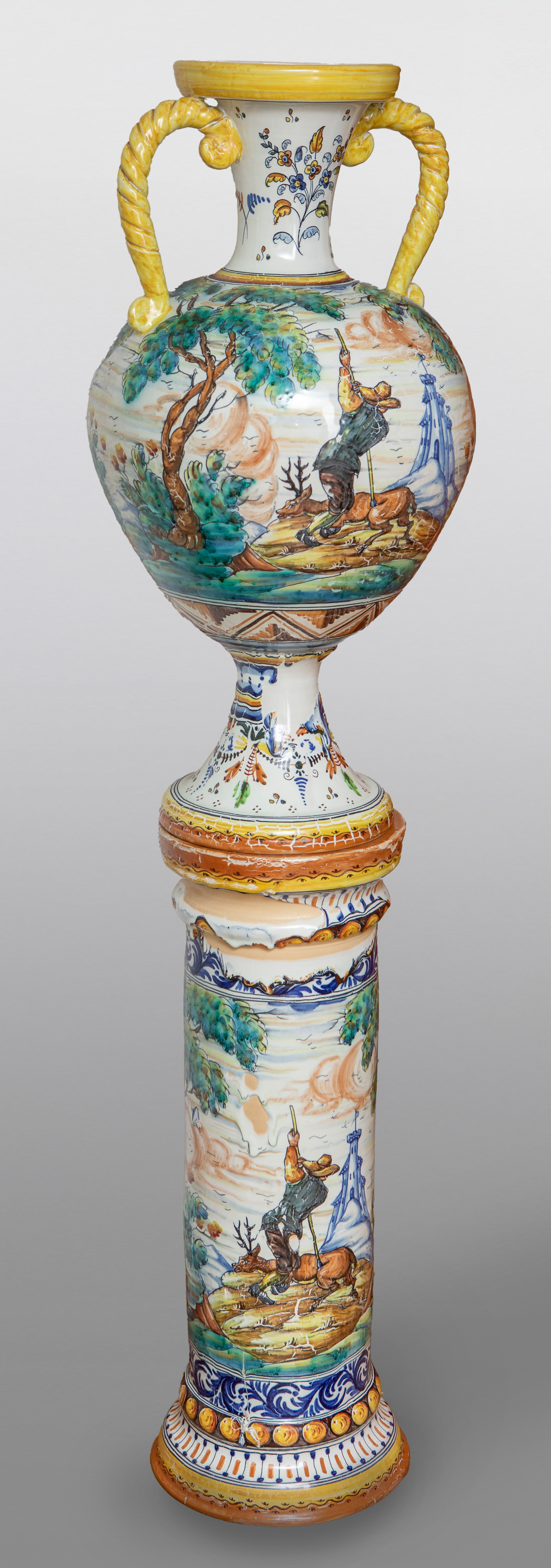 Gran jarrón de cuerpo globular con dos asas trenzadas sobre columna en cerámica esmaltada, Talavera...