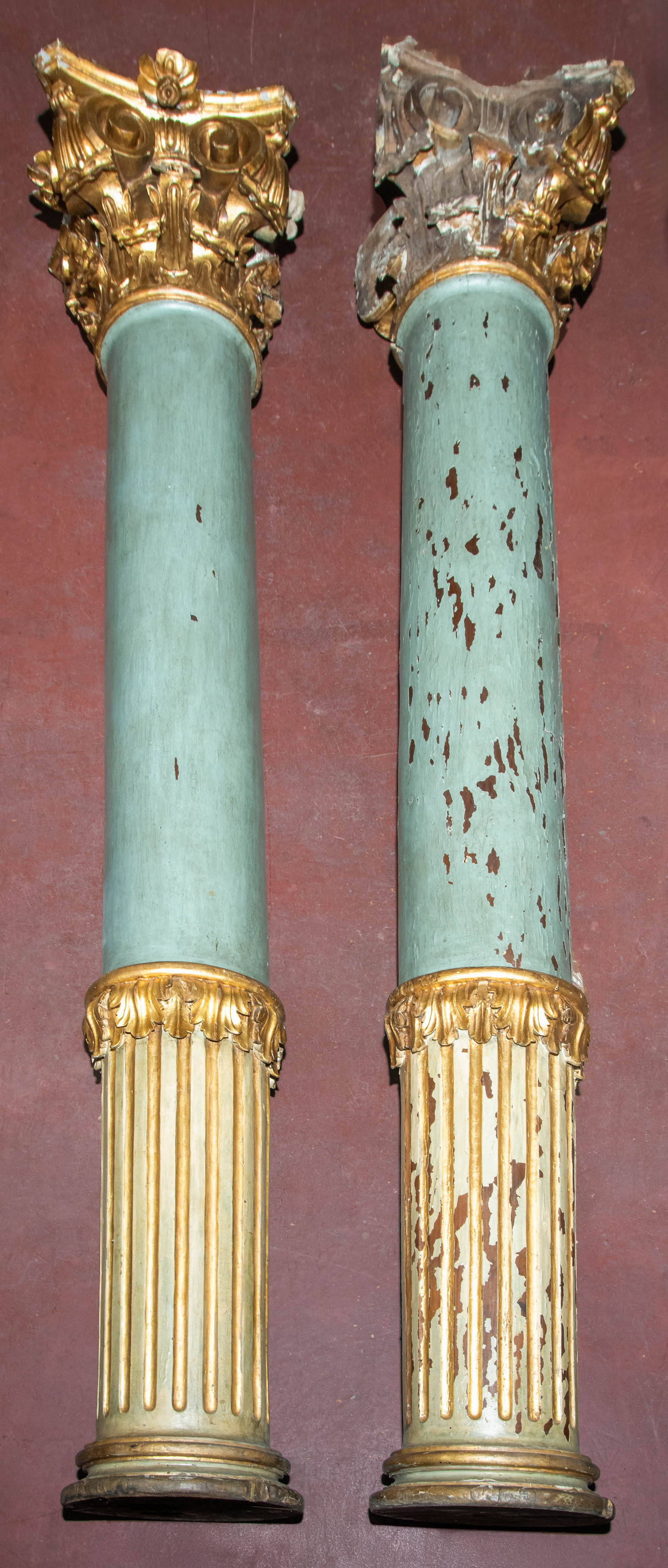 Pareja de columnas en madera tallada y policromada en verde y dorado con capiteles...