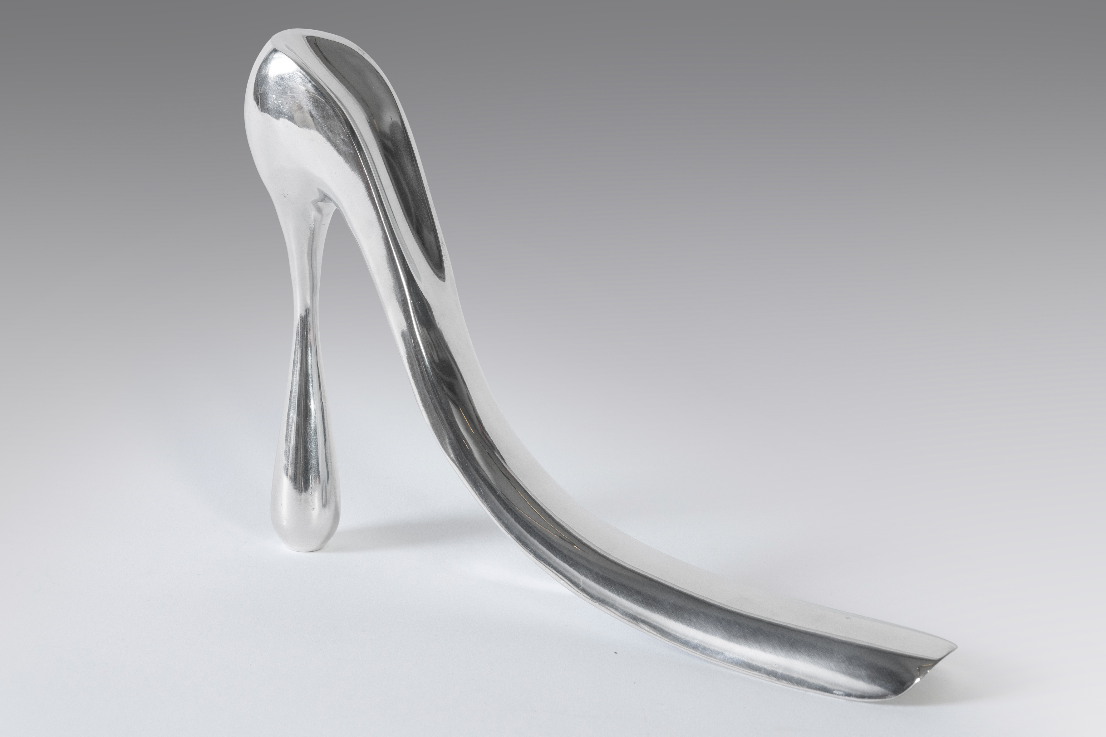 MANOLO BLAHNIK (Santa Cruz de la Palma 1942)
"Calzador escultórico". 2004
Aluminio...