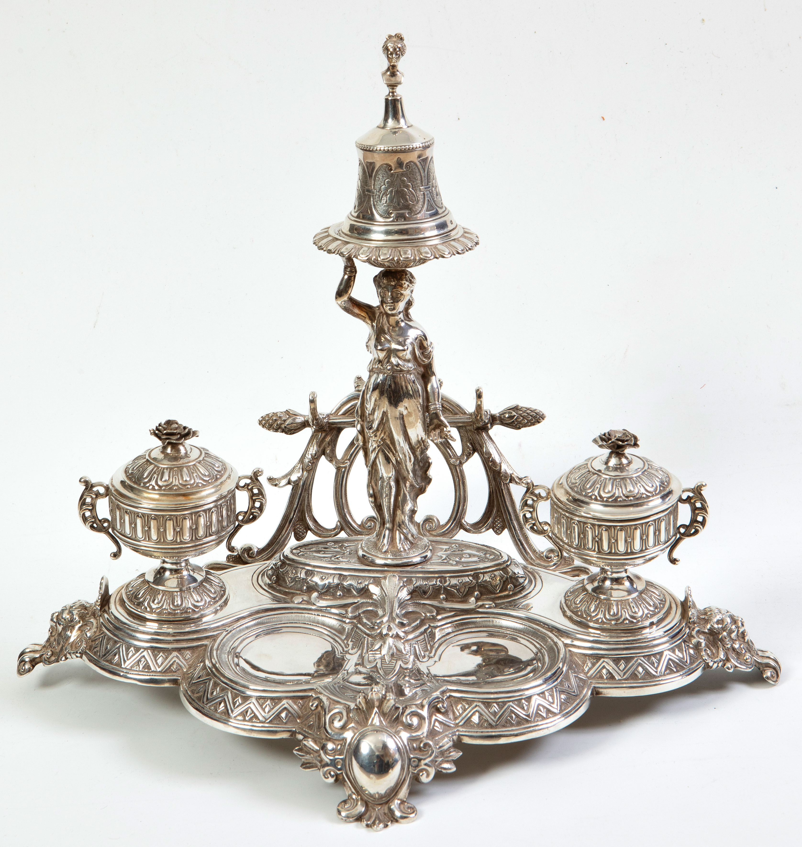 Escribanía de sobremesa en plata francesa punzonada, ca. 1860
Con figura femenina alegórica y...