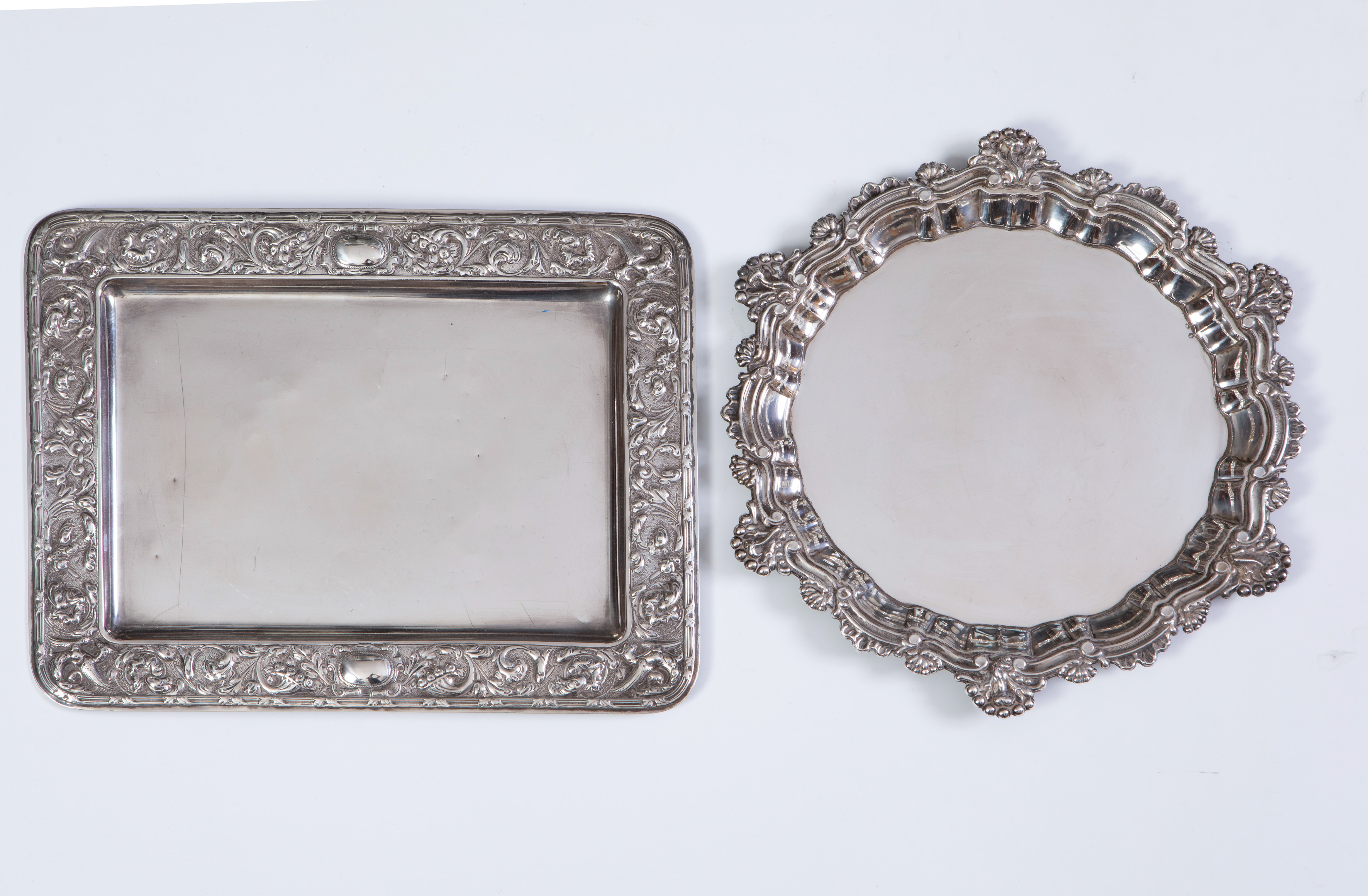 2 bandejas en plata española punzonada, ley 925
Bandeja rectangular con decoración de motivos...