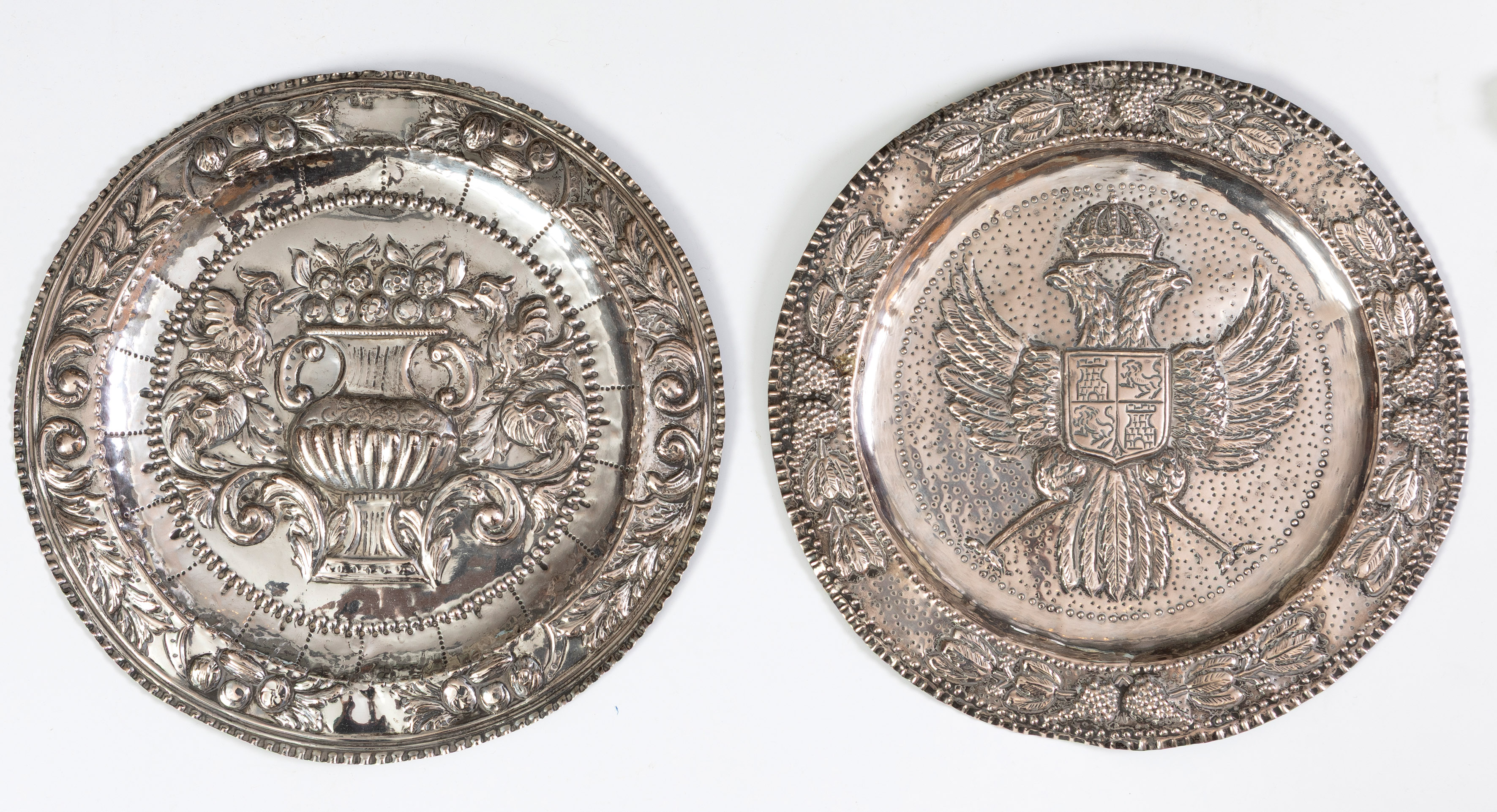 Dos platos españoles en plata con marcas de punzones antiguos.
Uno con escudo imperial y otro con...