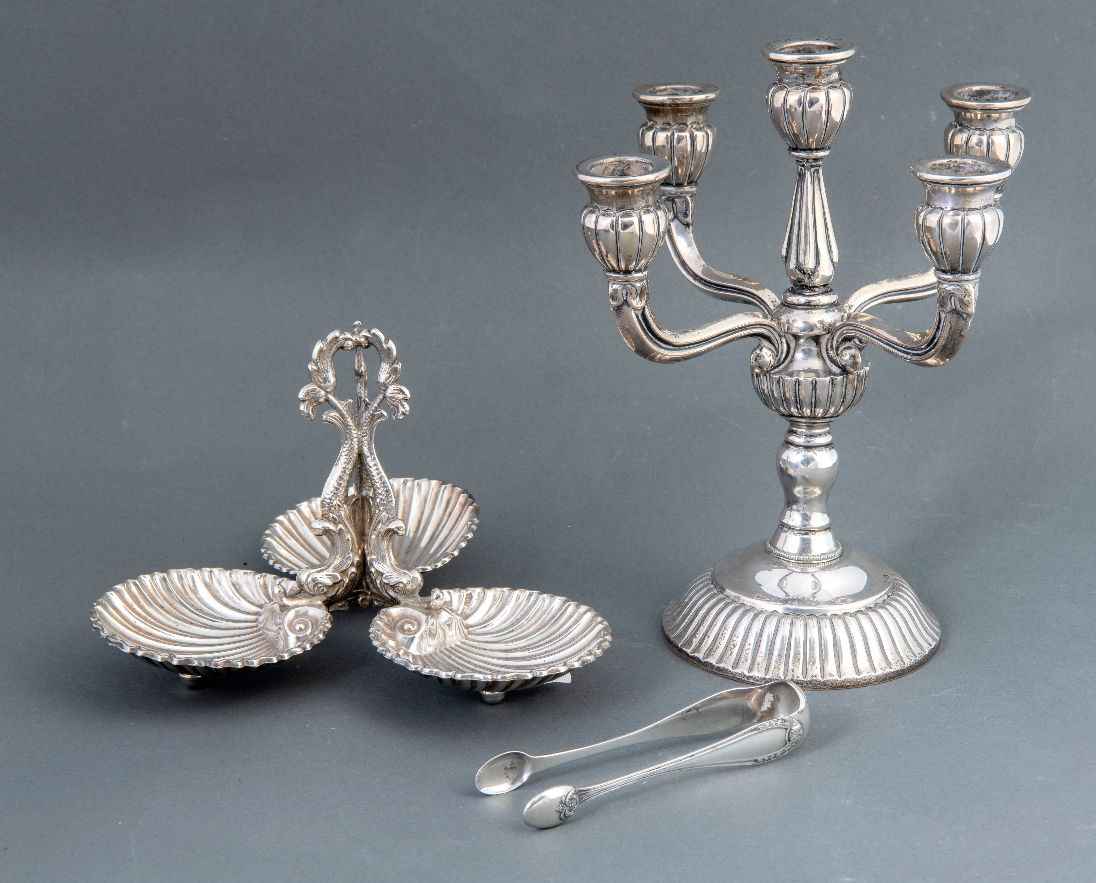 Lote en plata española punzonada compuesto por pinzas, almendrero y candelabro de 5 luces con base...