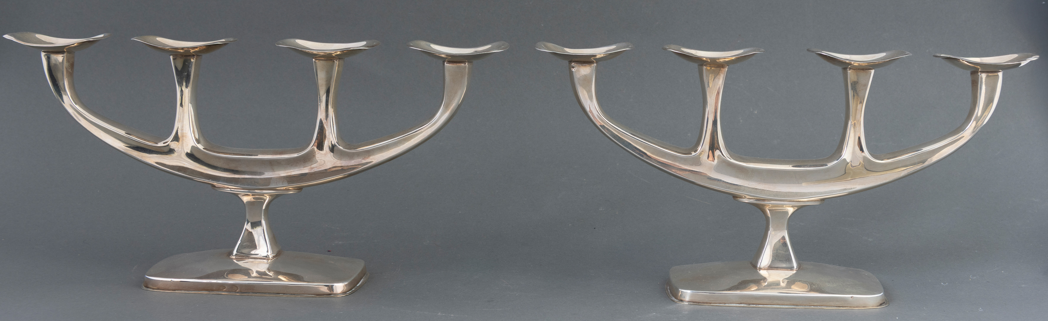 Candelabros Mid-Century de cuatro luces en plata española punzonada, ley 925, 
Base rectangular con...