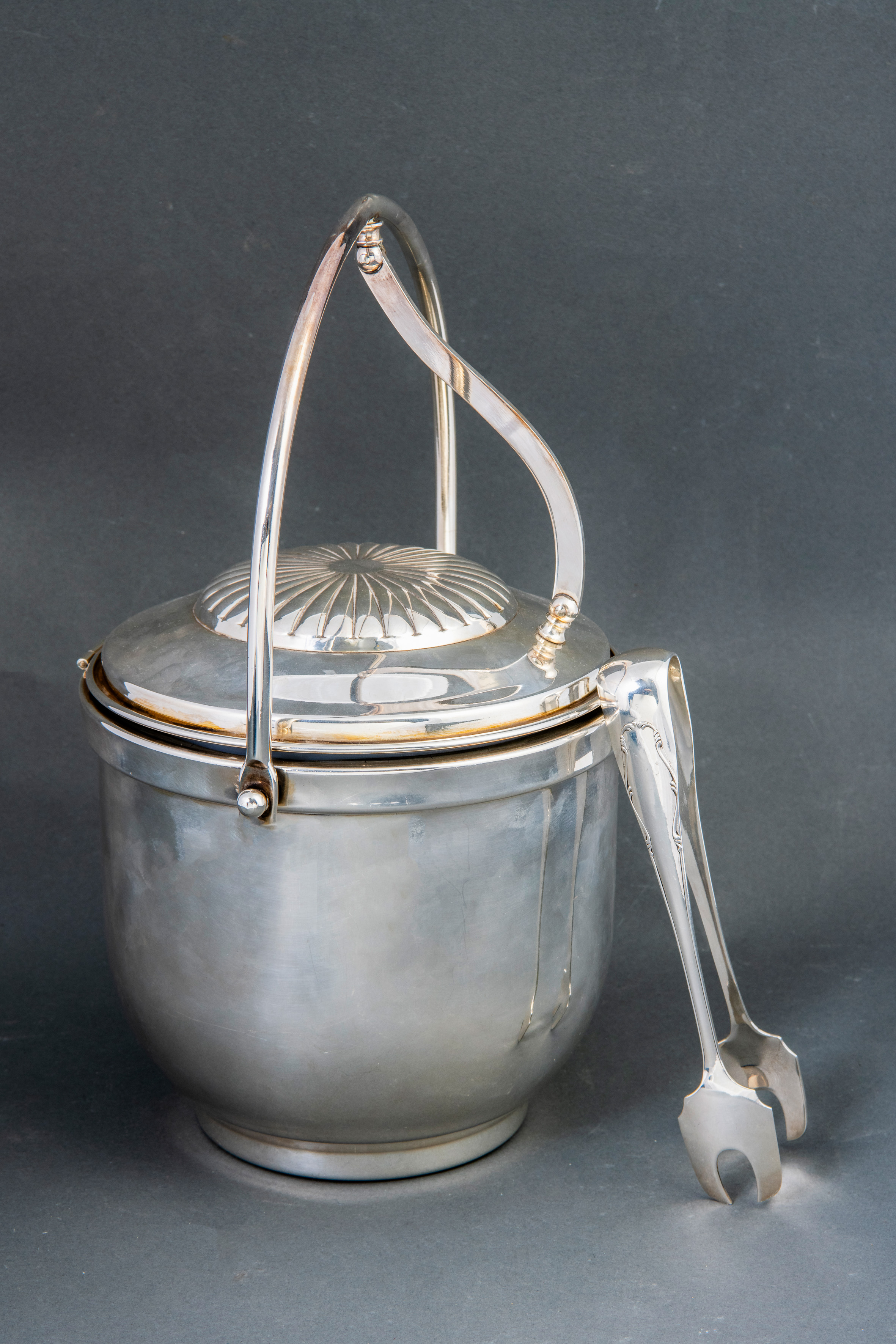Cubitera en metal plateado.
Altura: 33 cm.