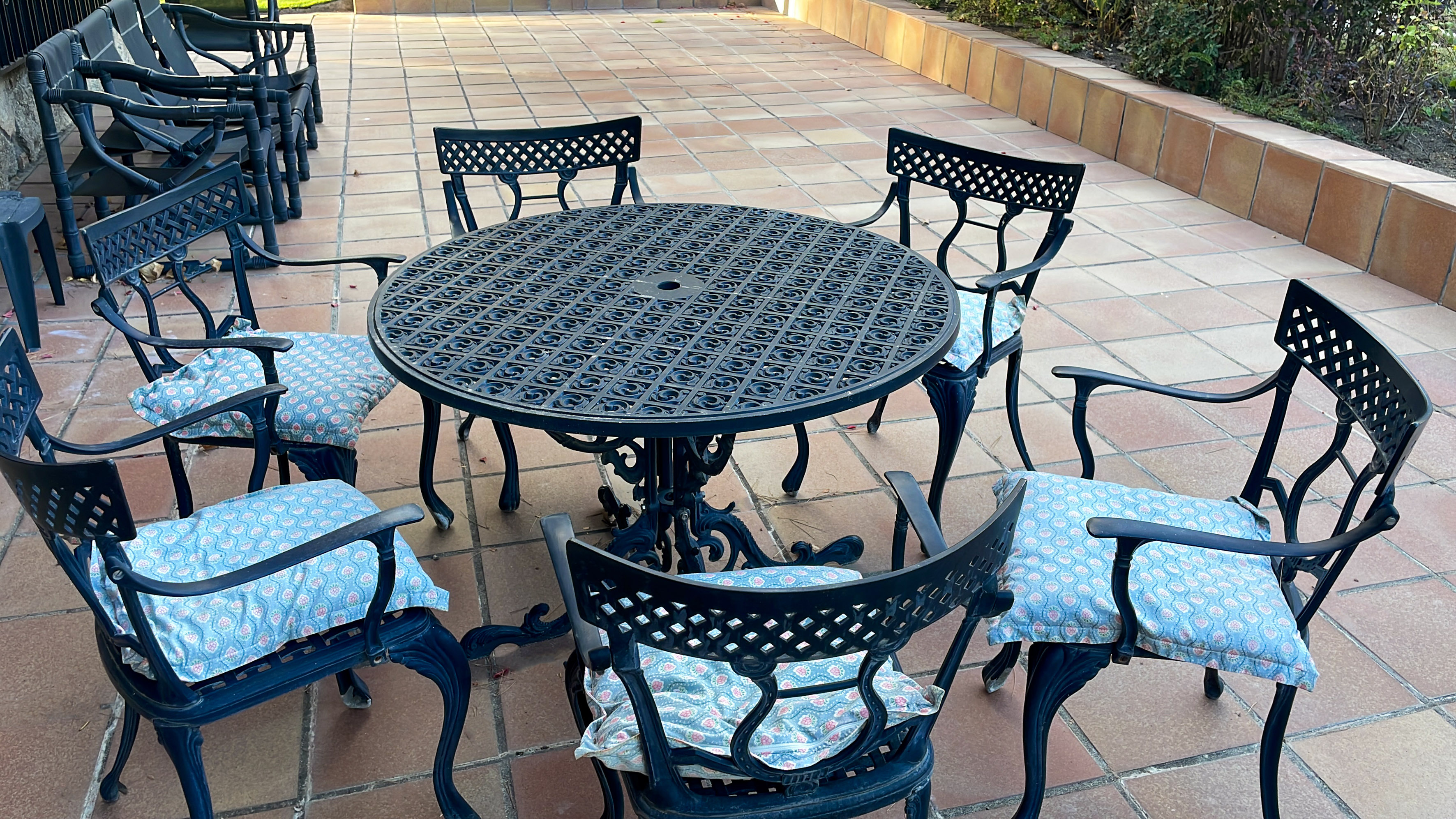 Conjunto jardín en hierroforjado. Compuesto por mesa circular y seis sillas con sus...