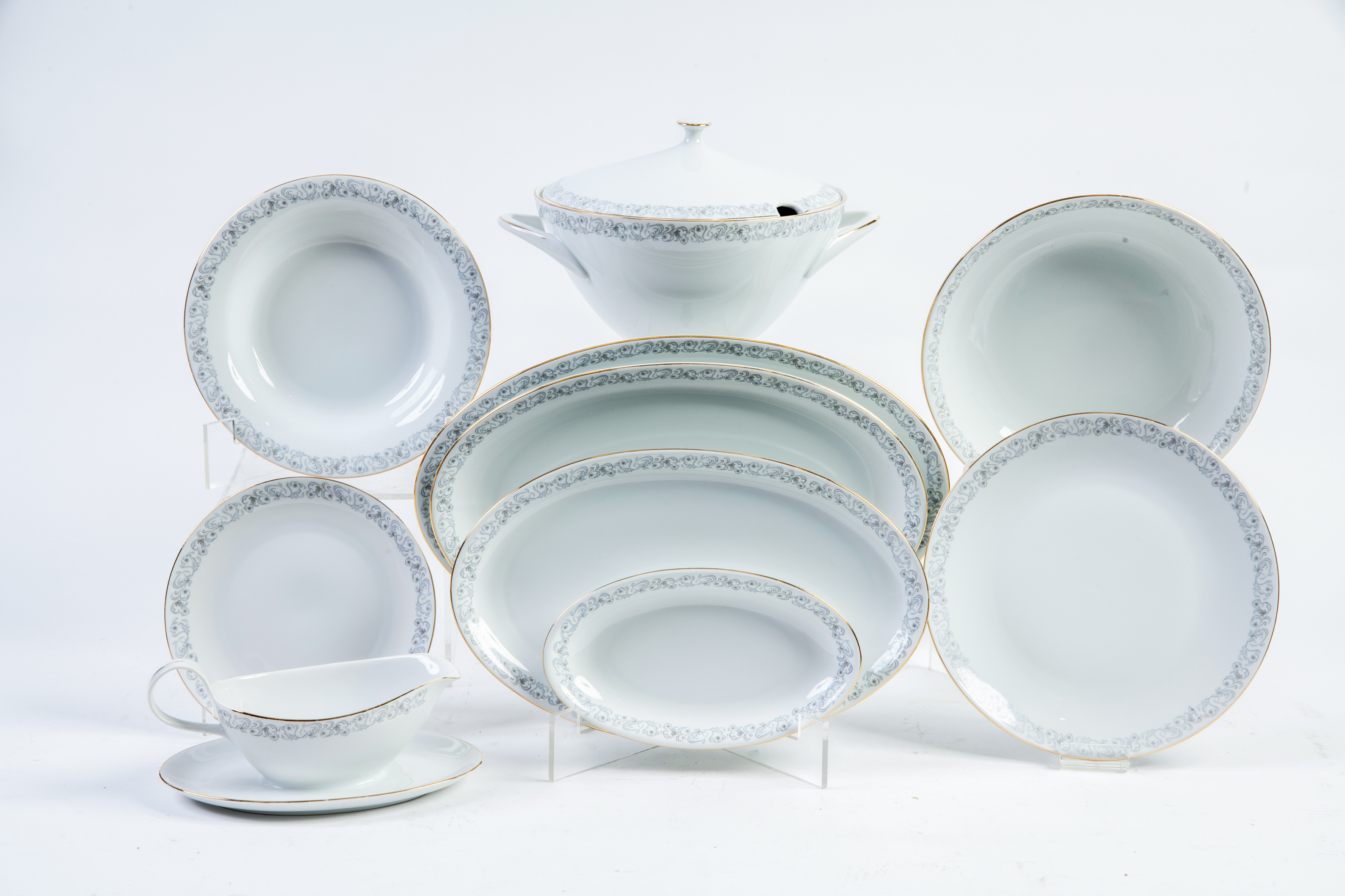 Vajilla de porcelana de Bohemia, Checoslovaquia S.XX. Para 12 servicios.
Compuesta por:
1 sopera
24...