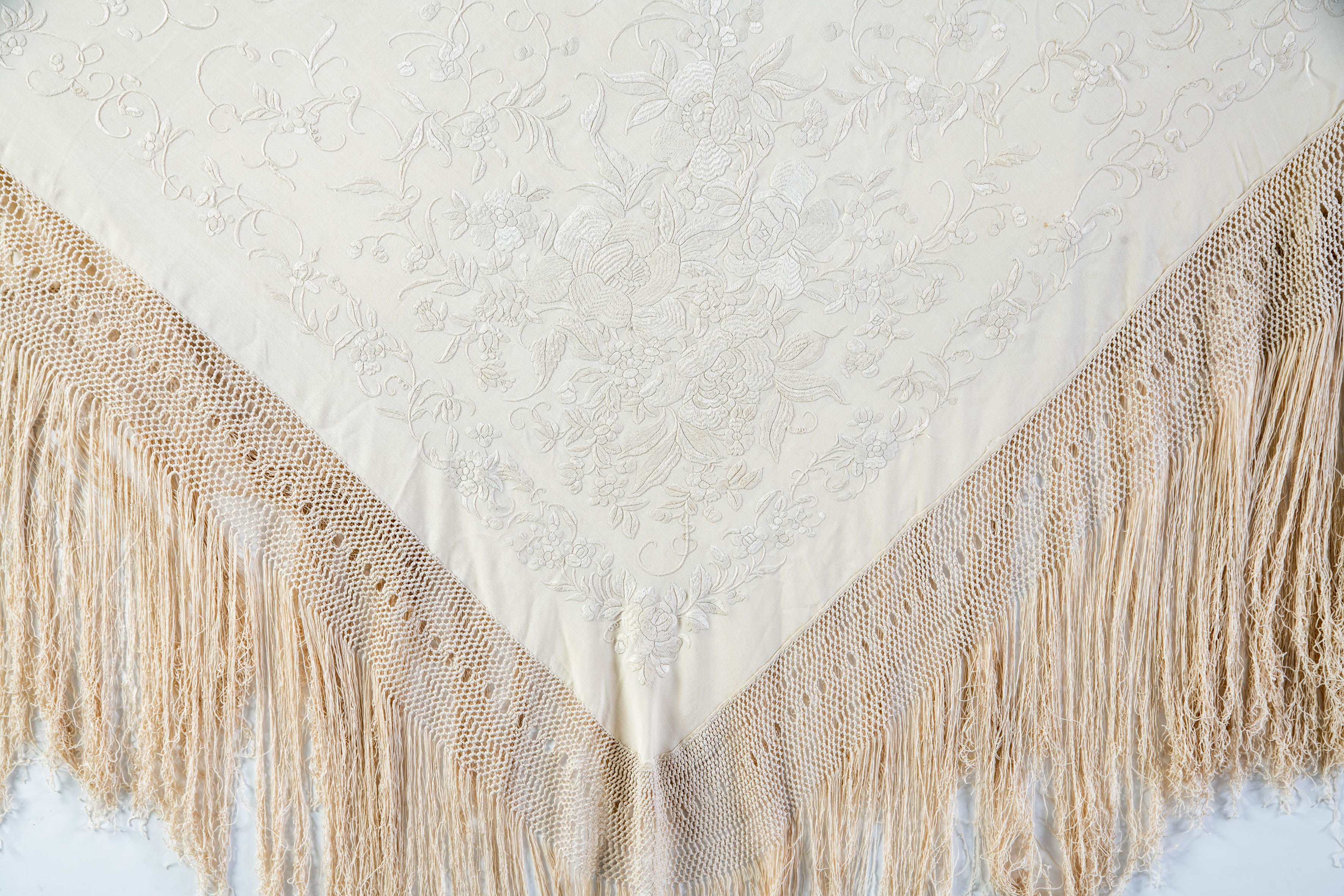 Elegante mantón de Manila beige bordado con flores.