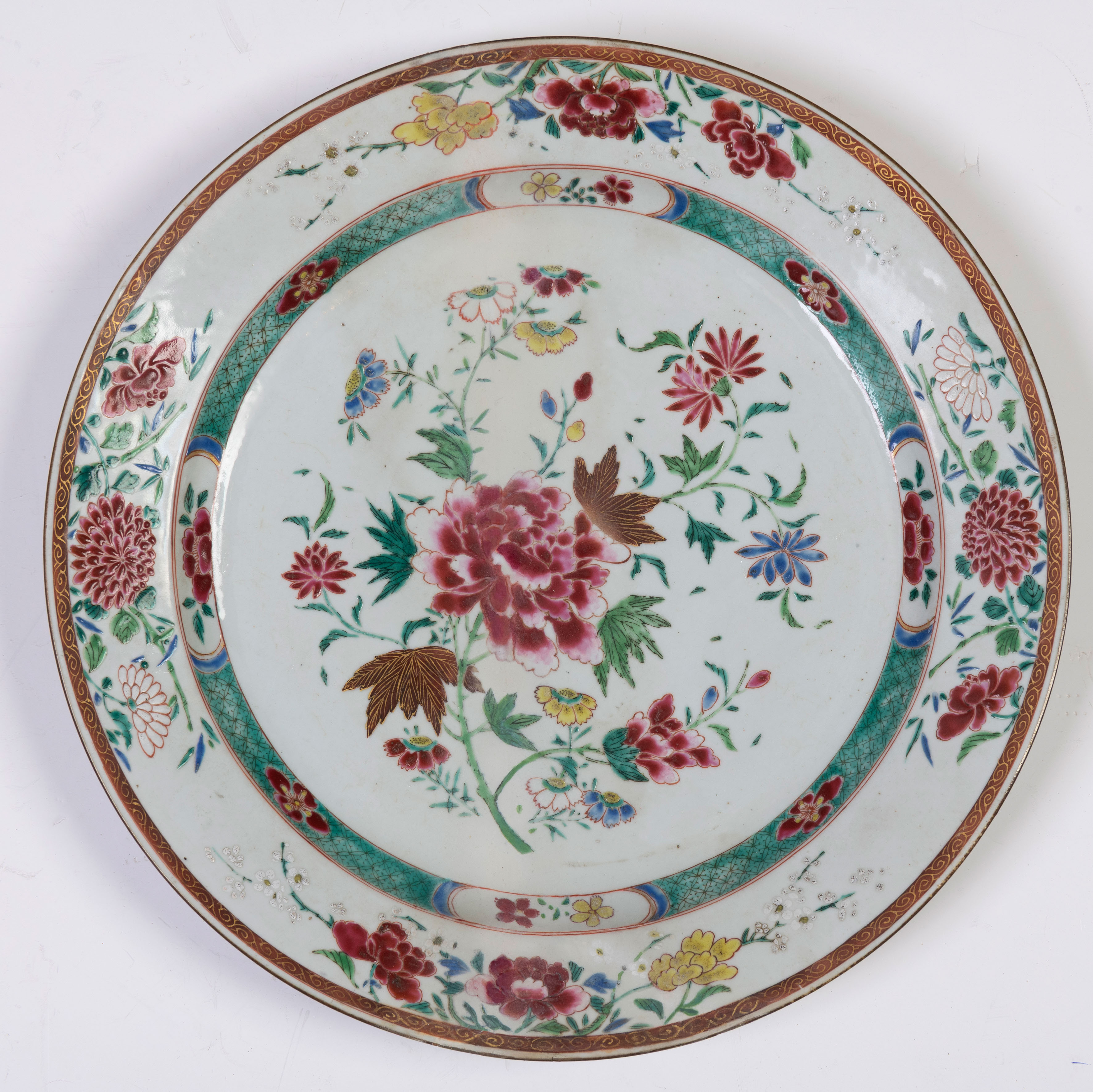 Gran plato en porcelana esmaltada "Familia Rosa", China, S. XVII
Con decoración de peonías en el...